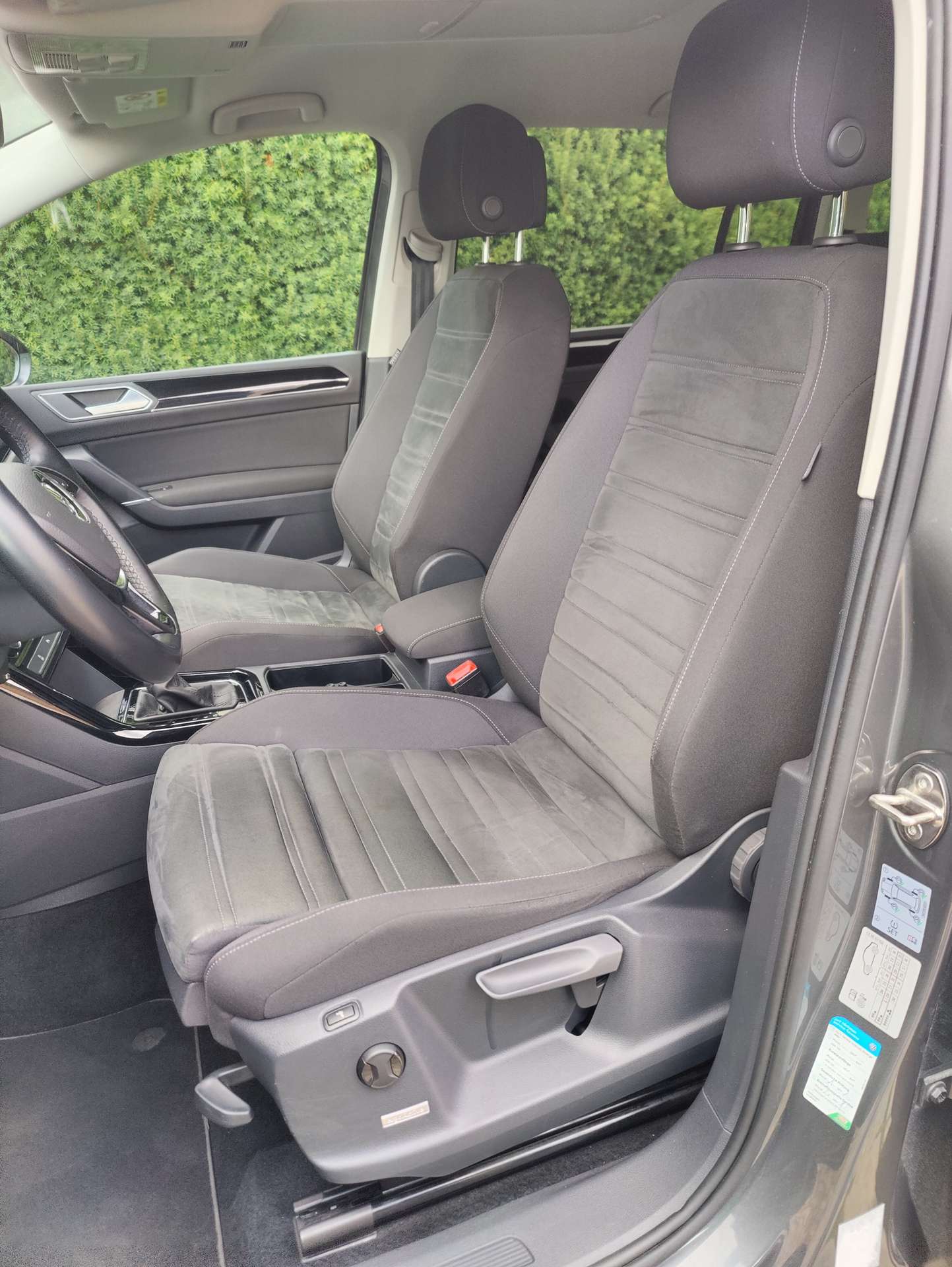 18ab0e68-d1fb-43c1-a15b-fd229ac3725910-volkswagen-touran-touran-1-4-tsi-dsg-highline-20260319.jpg