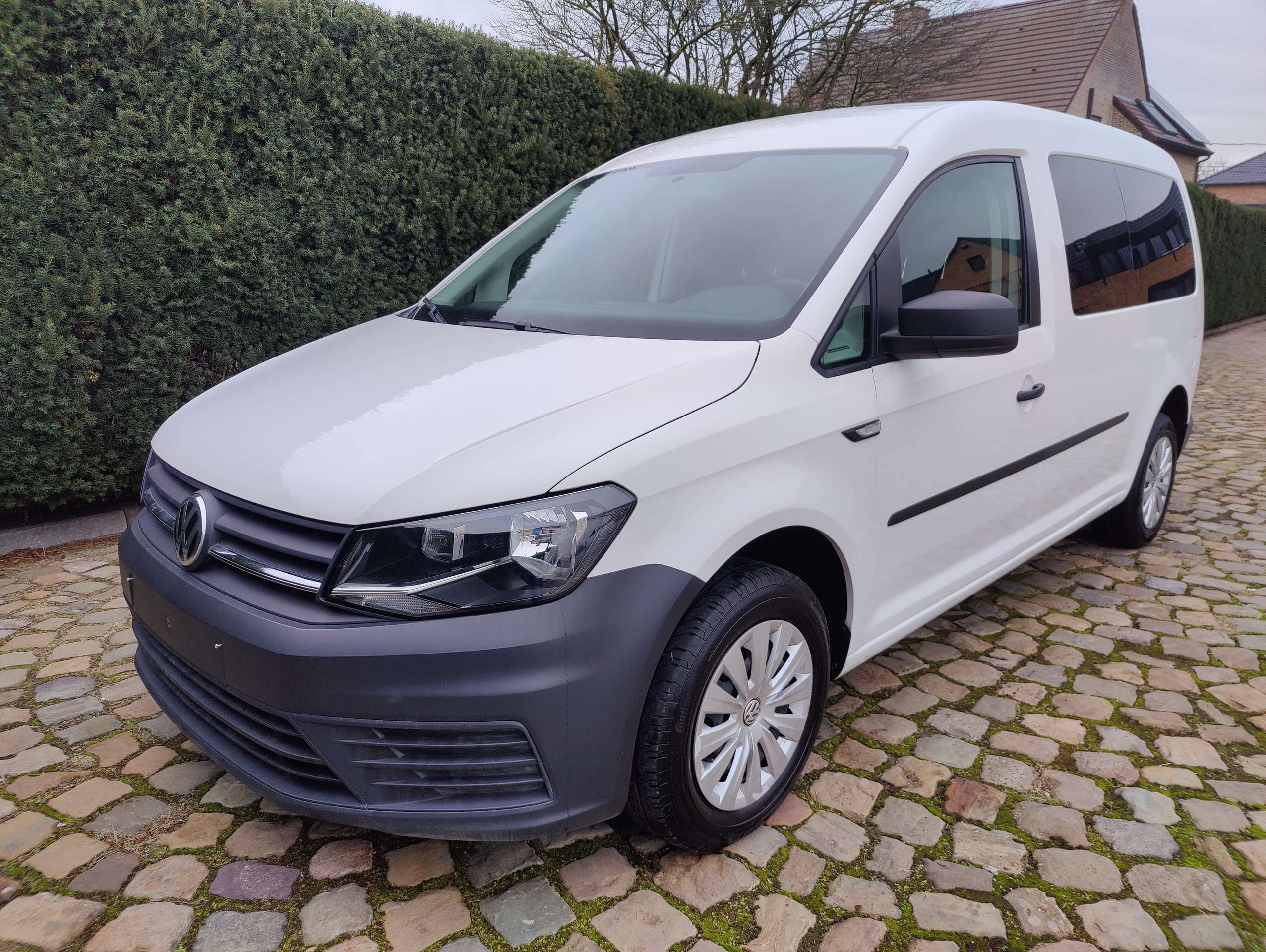 92bd6789-9459-47a0-8584-18404e78e1b63-volkswagen-caddy-2-0-cr-tdi-scr-maxi-5-plaatsen-lichte-vracht-20260319.jpg
