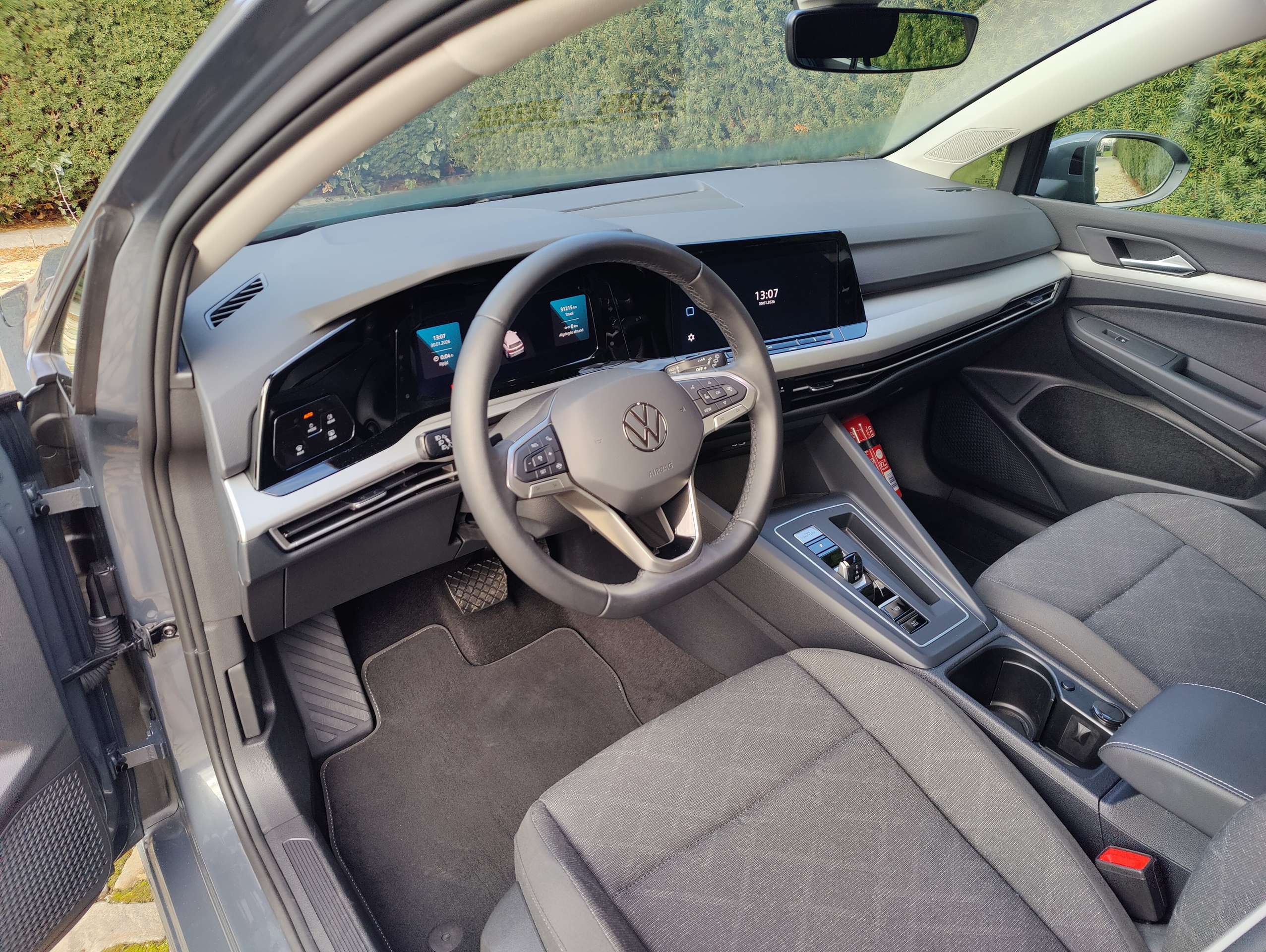 97c9c450-c9b4-4789-9d0a-ace98d19e8b89-volkswagen-golf-golf-1-0-etsi-life-business-opf-dsg-camera-20260319.jpg