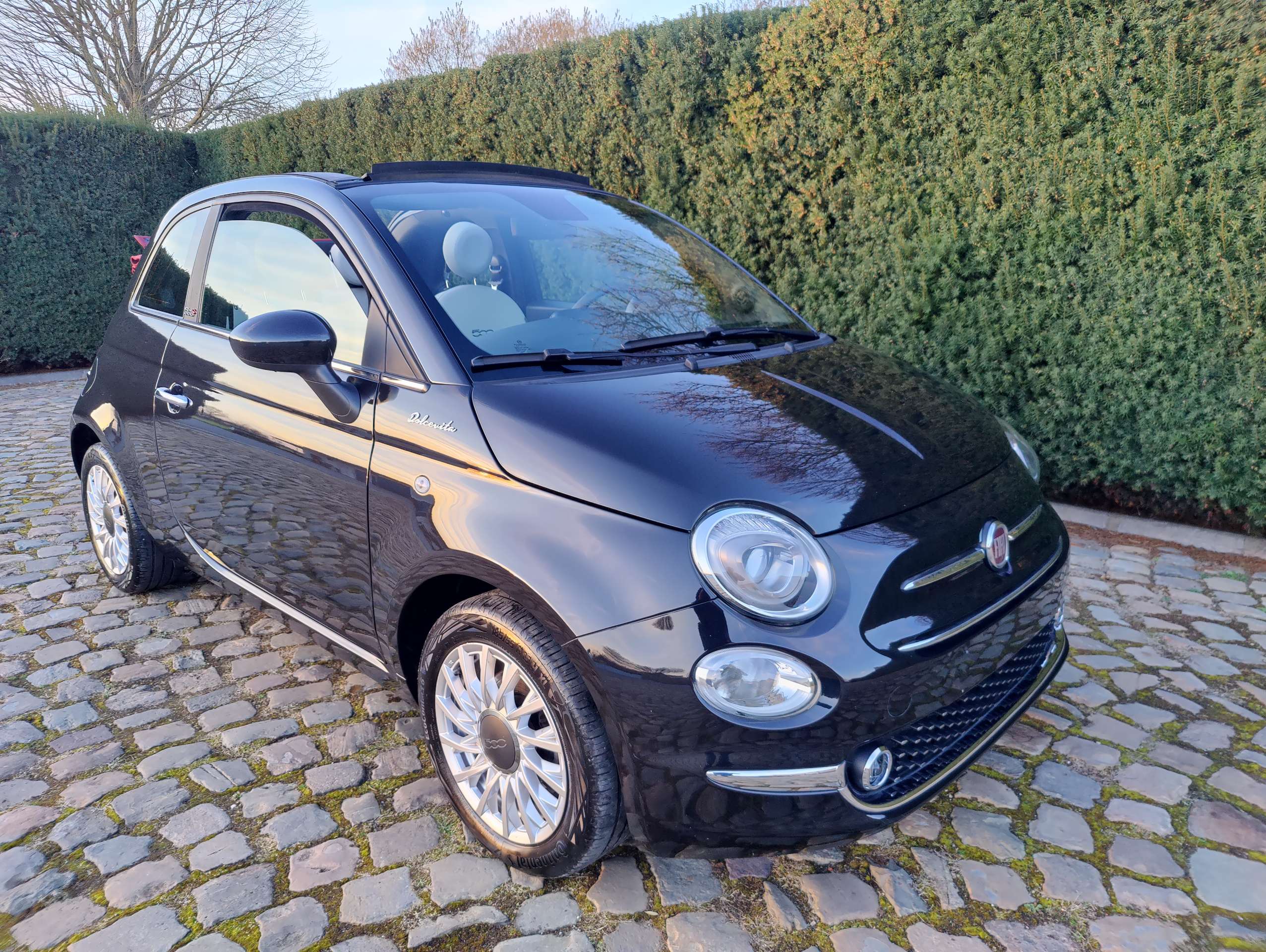 fecdd490-a5a6-407f-a1e1-9d7077e4a0761-fiat-500c-500c-1-0i-mhev-dolcevita-20260319.jpg