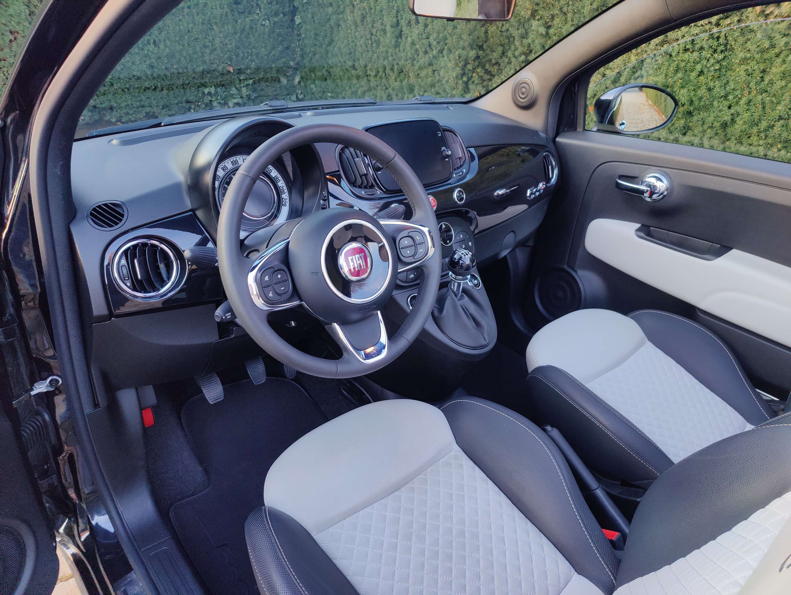 fecdd490-a5a6-407f-a1e1-9d7077e4a07617-fiat-500c-500c-1-0i-mhev-dolcevita-20260319.jpg
