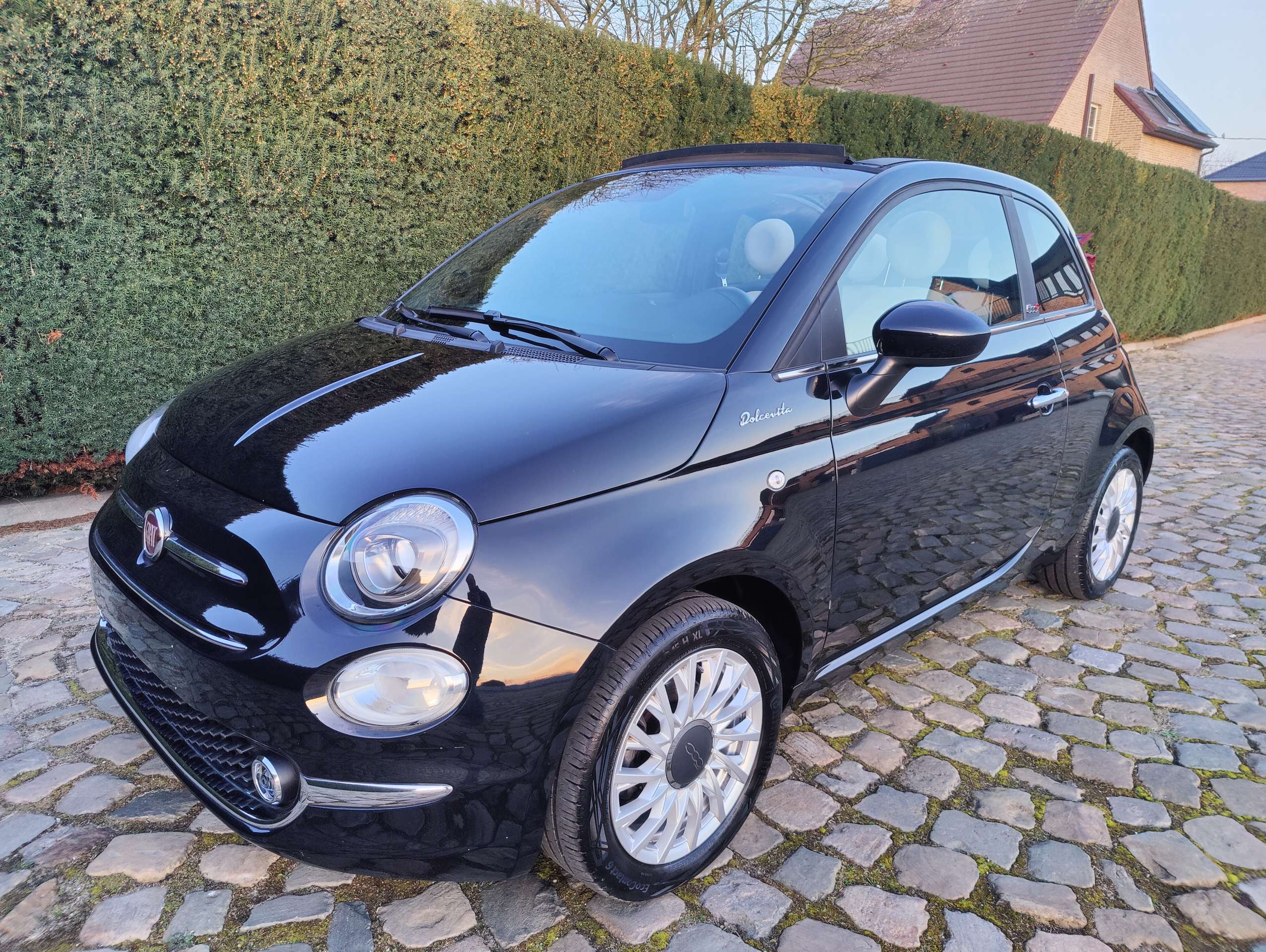 fecdd490-a5a6-407f-a1e1-9d7077e4a0763-fiat-500c-500c-1-0i-mhev-dolcevita-20260319.jpg
