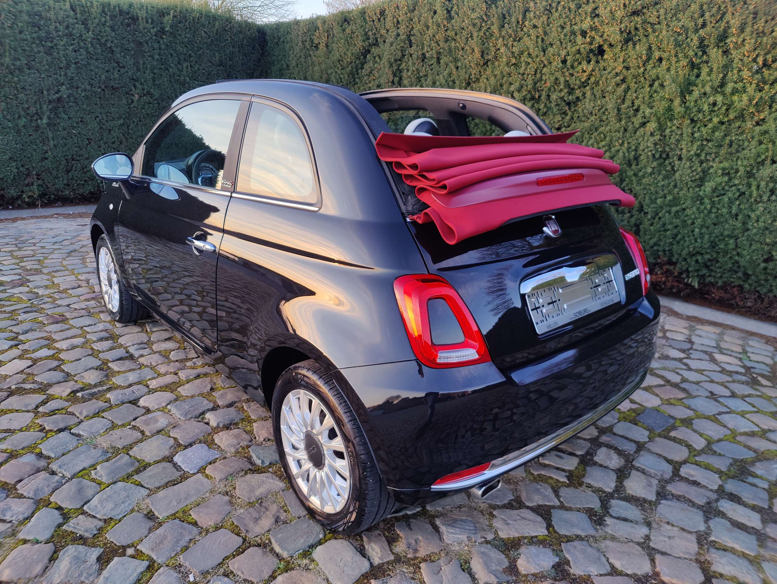 fecdd490-a5a6-407f-a1e1-9d7077e4a0765-fiat-500c-500c-1-0i-mhev-dolcevita-20260319.jpg
