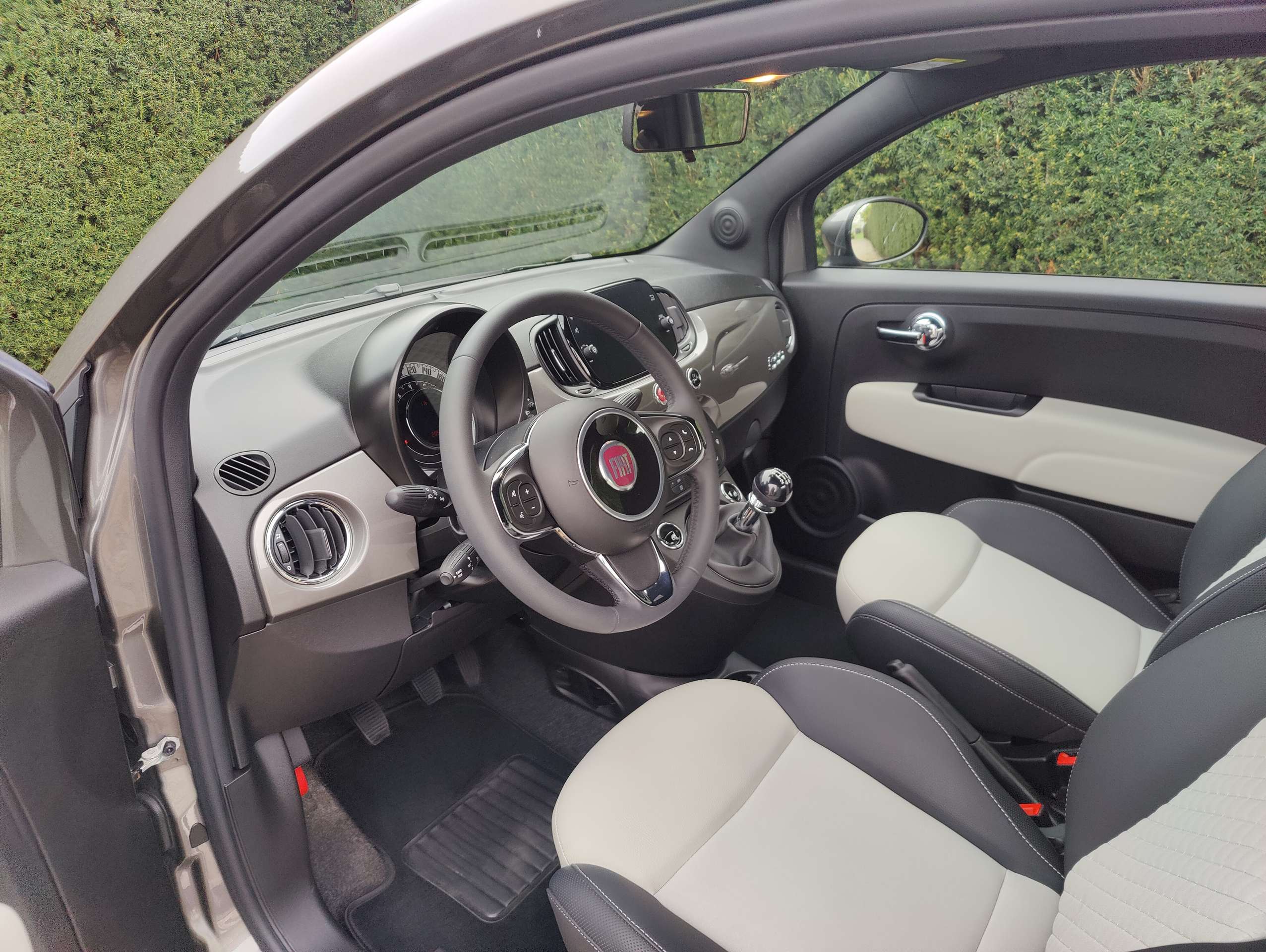 f9a188c4-fe3a-48c8-9bca-06fdf689f49910-fiat-500c-500c-1-0i-mhev-dolcevita-top-20260418.jpg