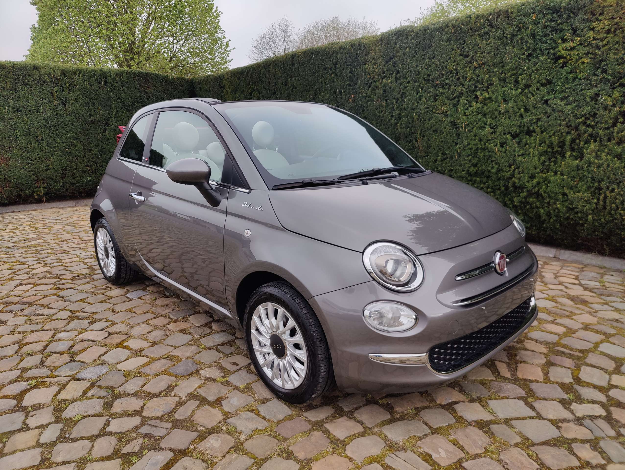 f9a188c4-fe3a-48c8-9bca-06fdf689f4992-fiat-500c-500c-1-0i-mhev-dolcevita-top-20260418.jpg