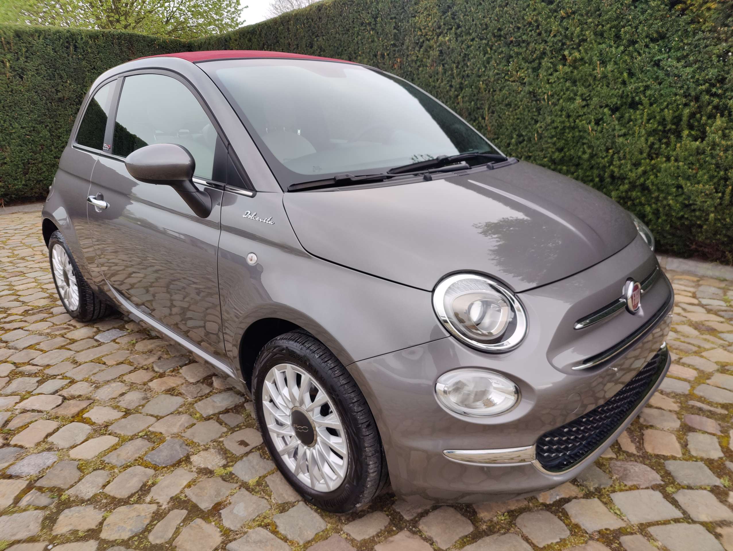 f9a188c4-fe3a-48c8-9bca-06fdf689f4996-fiat-500c-500c-1-0i-mhev-dolcevita-top-20260418.jpg