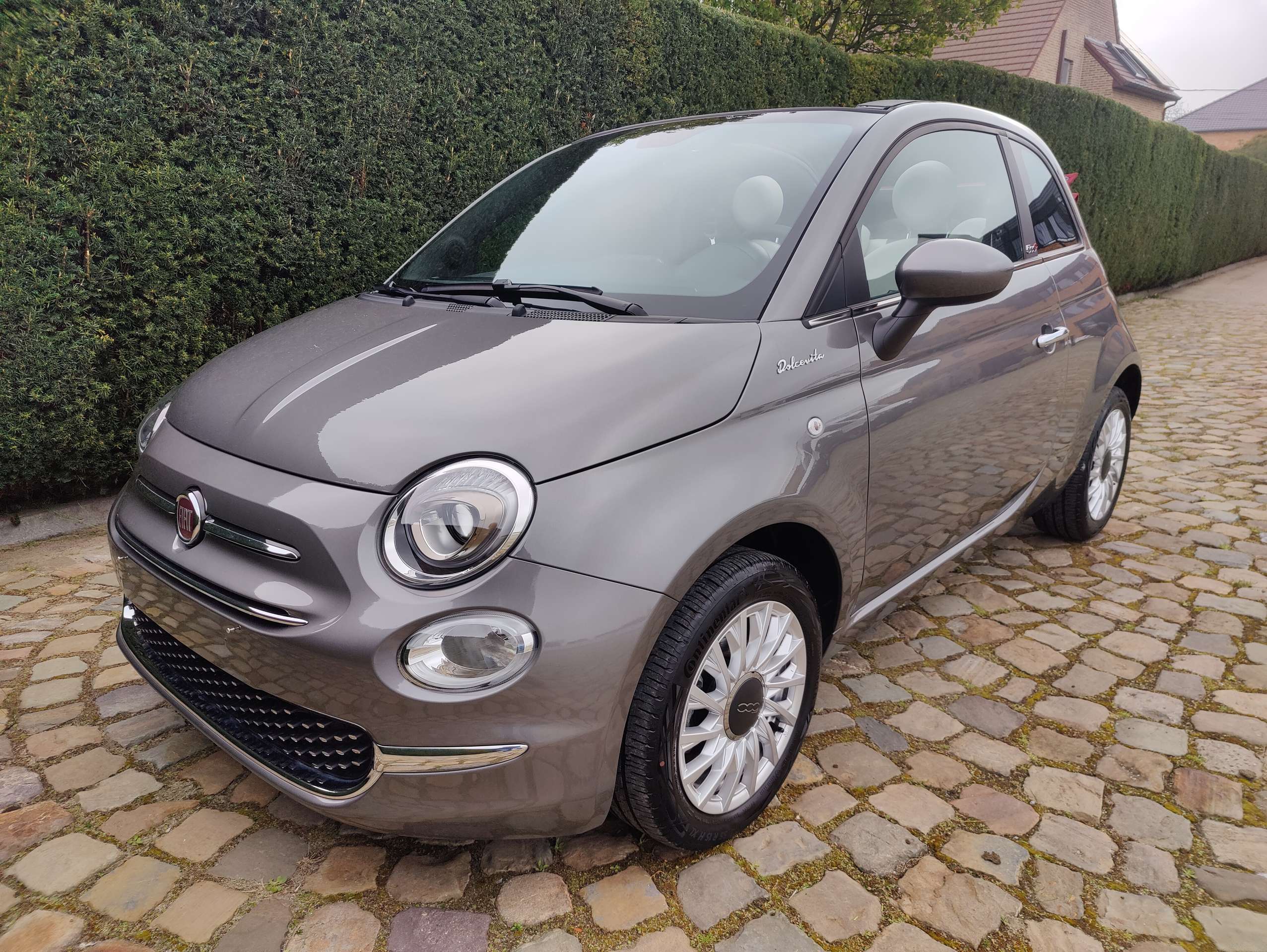 f9a188c4-fe3a-48c8-9bca-06fdf689f4997-fiat-500c-500c-1-0i-mhev-dolcevita-top-20260418.jpg