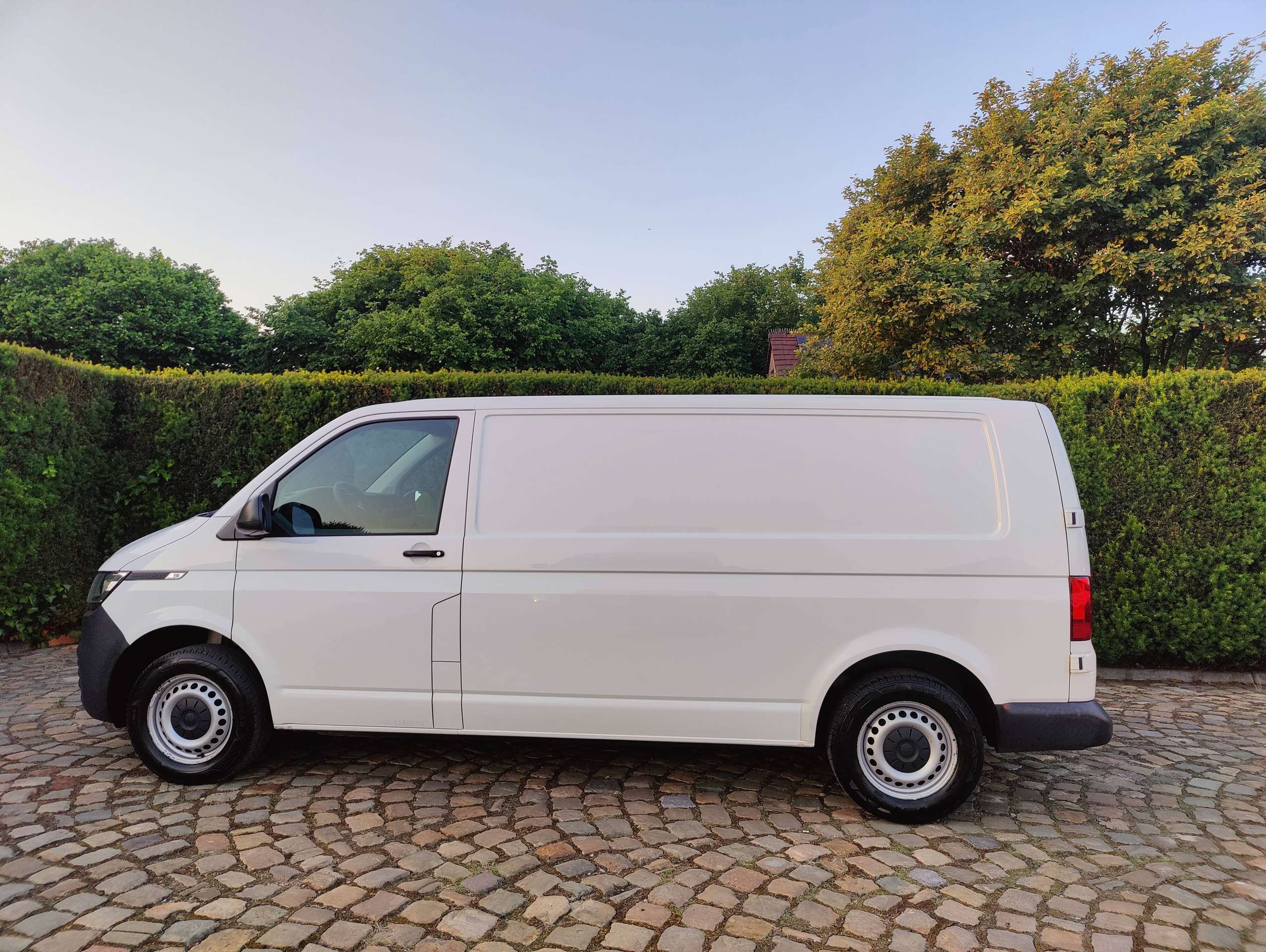 1831445b-b2eb-4baa-a146-015a6d78f8b24-volkswagen-t6-1-transporter-transporter-2-0-tdi-lang-scr-bmt-eu6d-temp-20260530.jpg