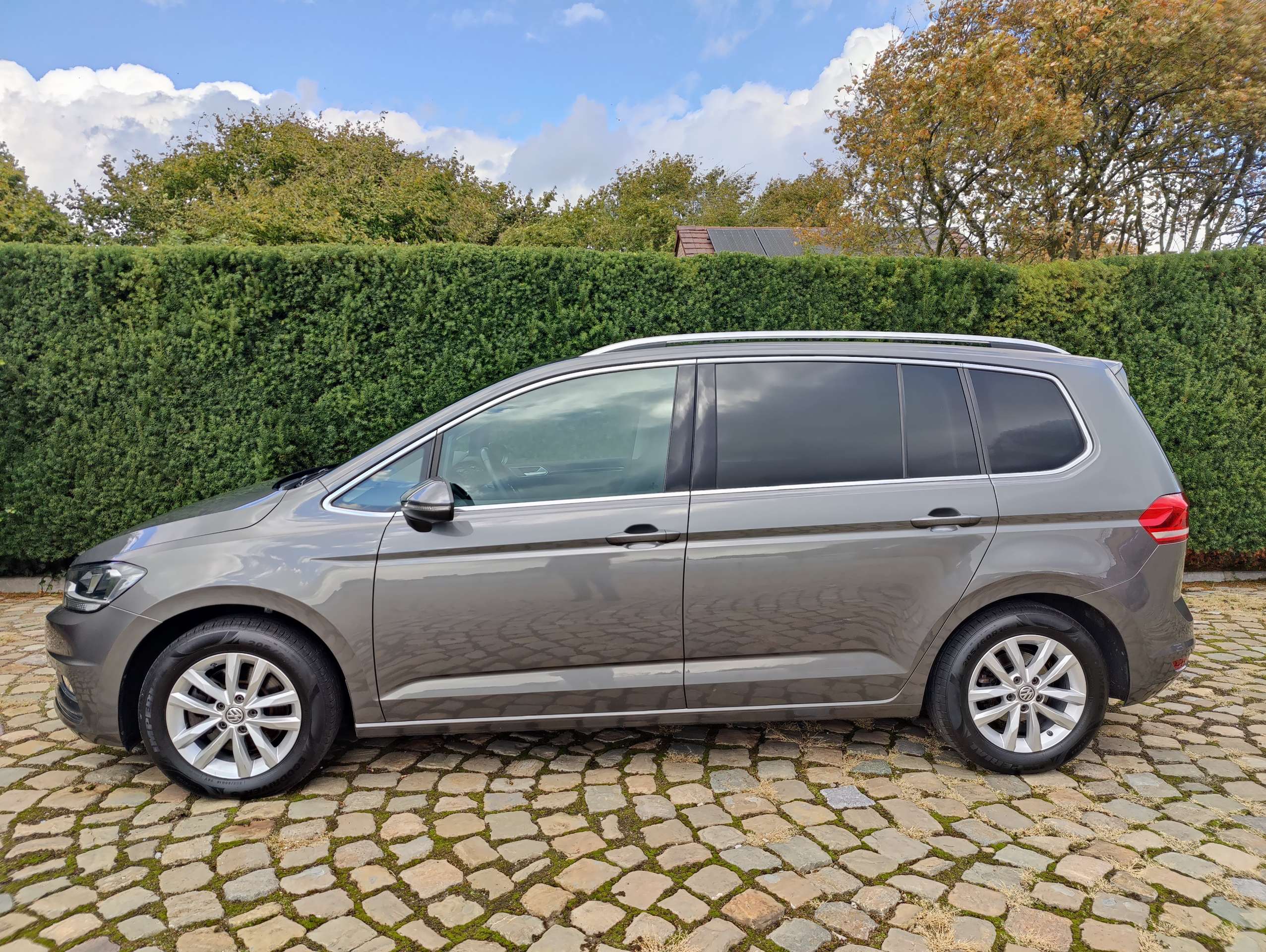 18ab0e68-d1fb-43c1-a15b-fd229ac372594-volkswagen-touran-touran-1-4-tsi-dsg-highline-20260513.jpg