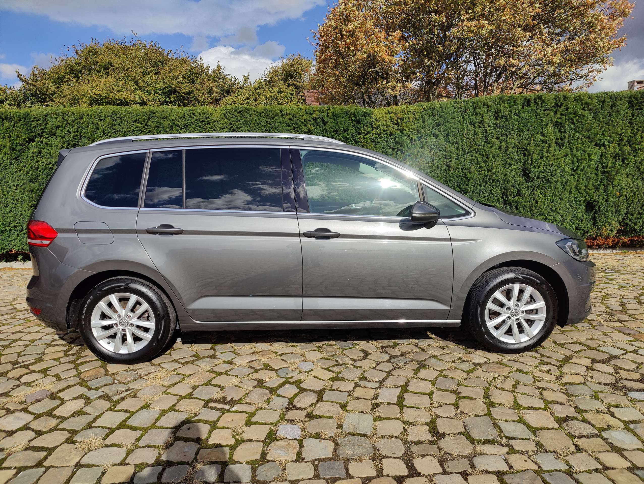 18ab0e68-d1fb-43c1-a15b-fd229ac372598-volkswagen-touran-touran-1-4-tsi-dsg-highline-20260513.jpg