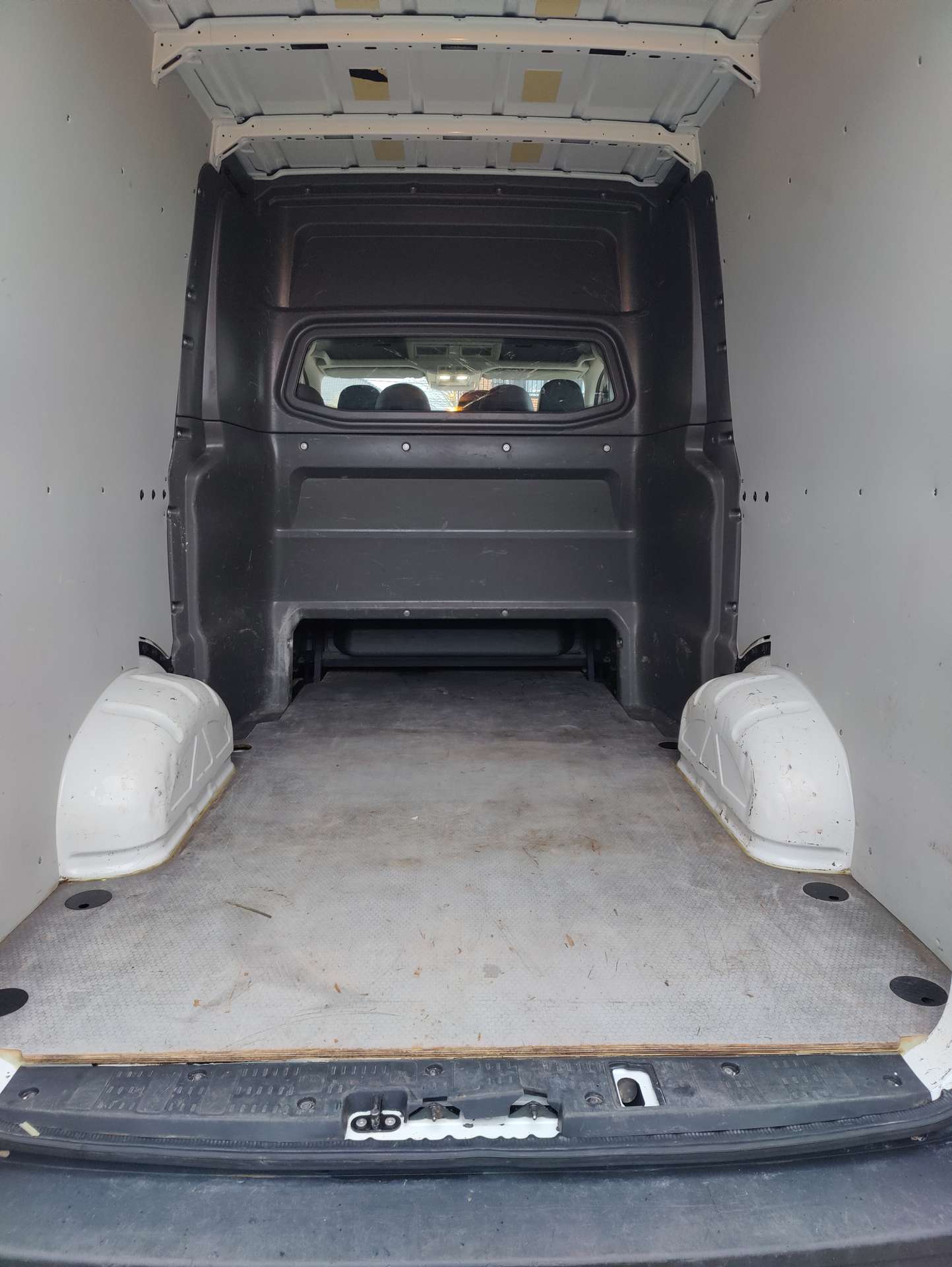 2e6f08bf-d3dc-4c00-a1f6-90f80205c2d812-volkswagen-crafter-2-0-cr-tdi-l3h3-eu6d-7-plaatsen-20260528.jpg