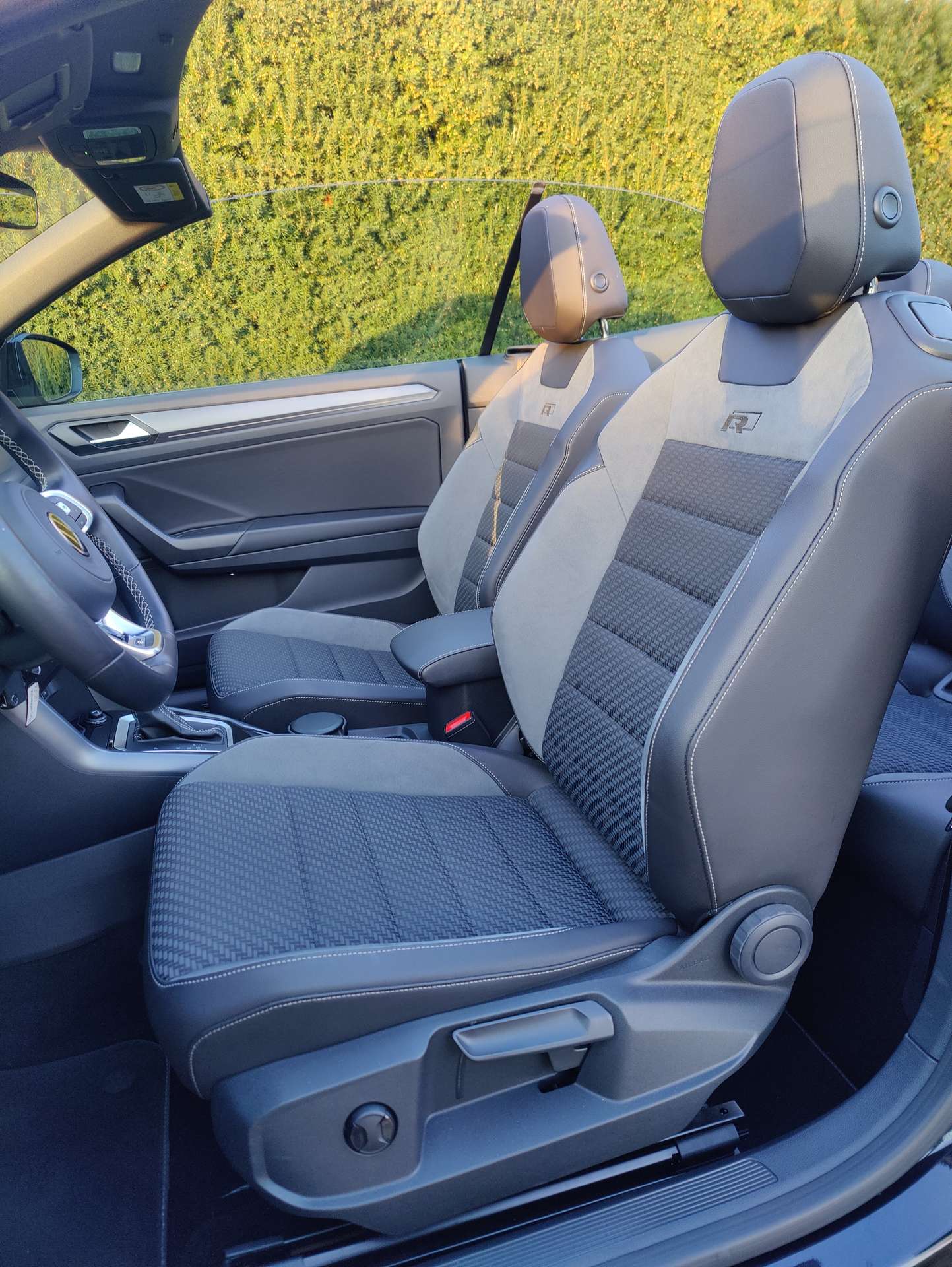 3209ece1-da05-4f3f-898a-d43c239a4f3110-volkswagen-t-roc-t-roc-cabriolet-1-5-tsi-r-line-opf-dsg-20260513.jpg