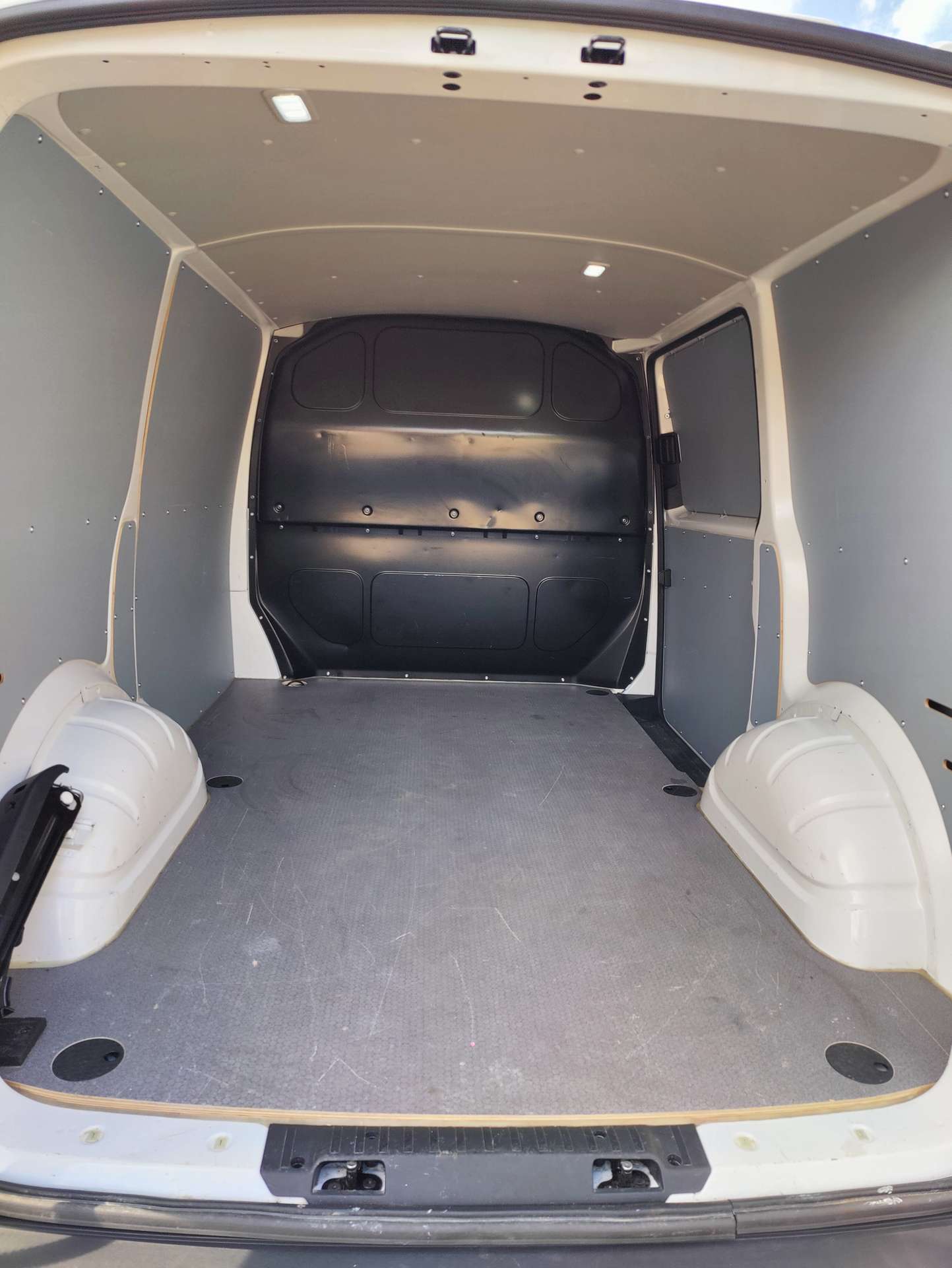 7a5f3858-0702-4ec5-8df1-c4641a29070c11-volkswagen-t6-1-transporter-2-0-tdi-scr-bmt-eu6d-20260501.jpg
