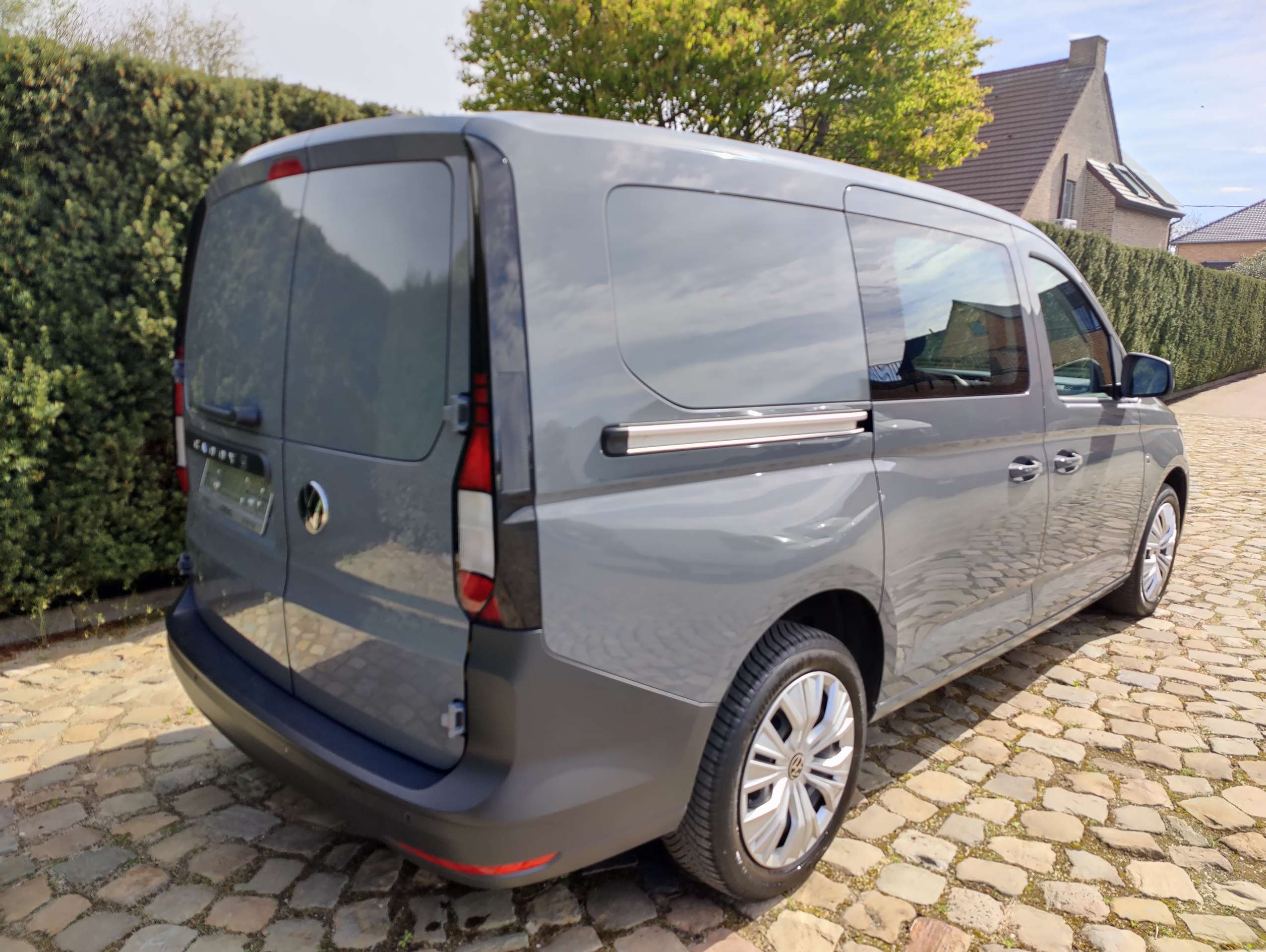 baa3eeea-ebf1-48d2-ae93-11d1195bc8567-volkswagen-caddy-2-0-tdi-maxi-5-plaatsen-lichte-vracht-5-places-utilitaire-camera-de-recul-20260501.jpg