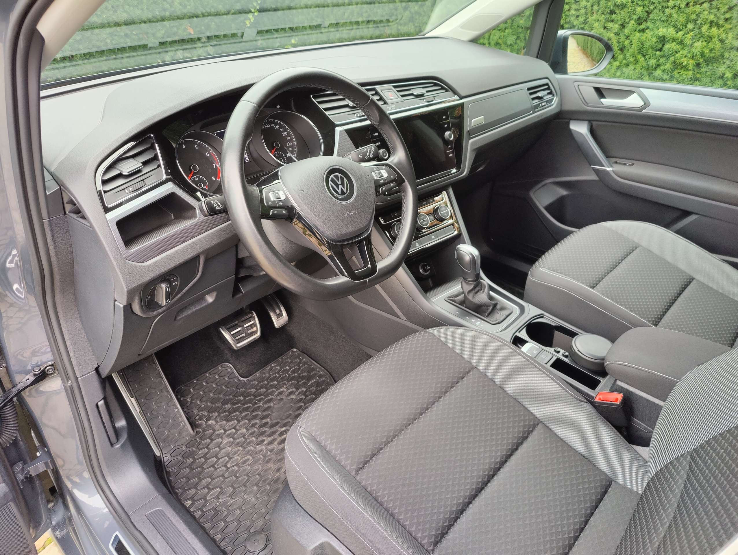 d96a265e-cd16-4f09-8012-924d08c8e9b59-volkswagen-touran-touran-1-5-tsi-opf-dsg-active-20260513.jpg