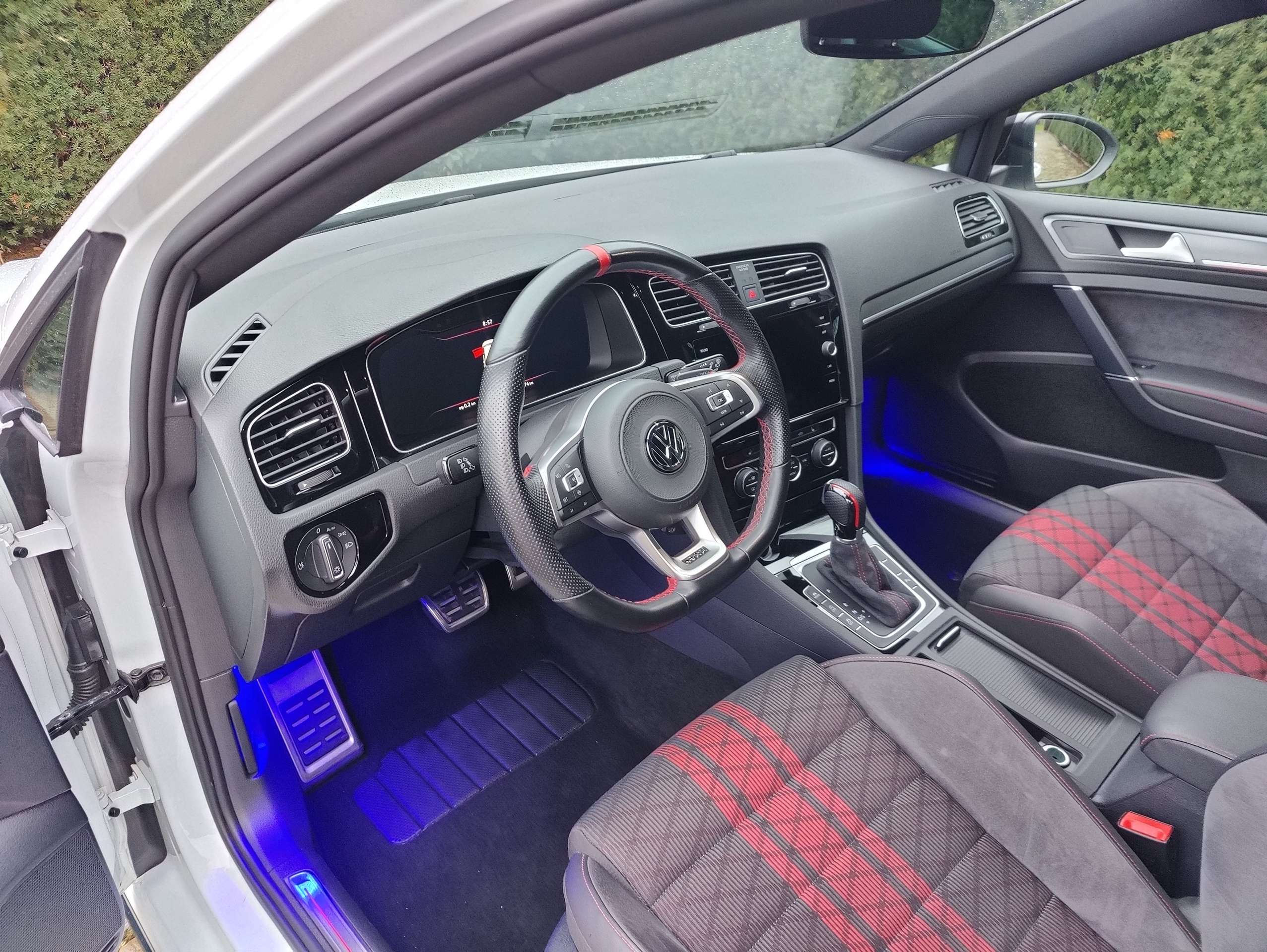 de643272-e3bf-4f82-92a1-d154a8a14f0c10-volkswagen-golf-gti-golf-2-0-tsi-tcr-opf-dsg-20260513.jpg