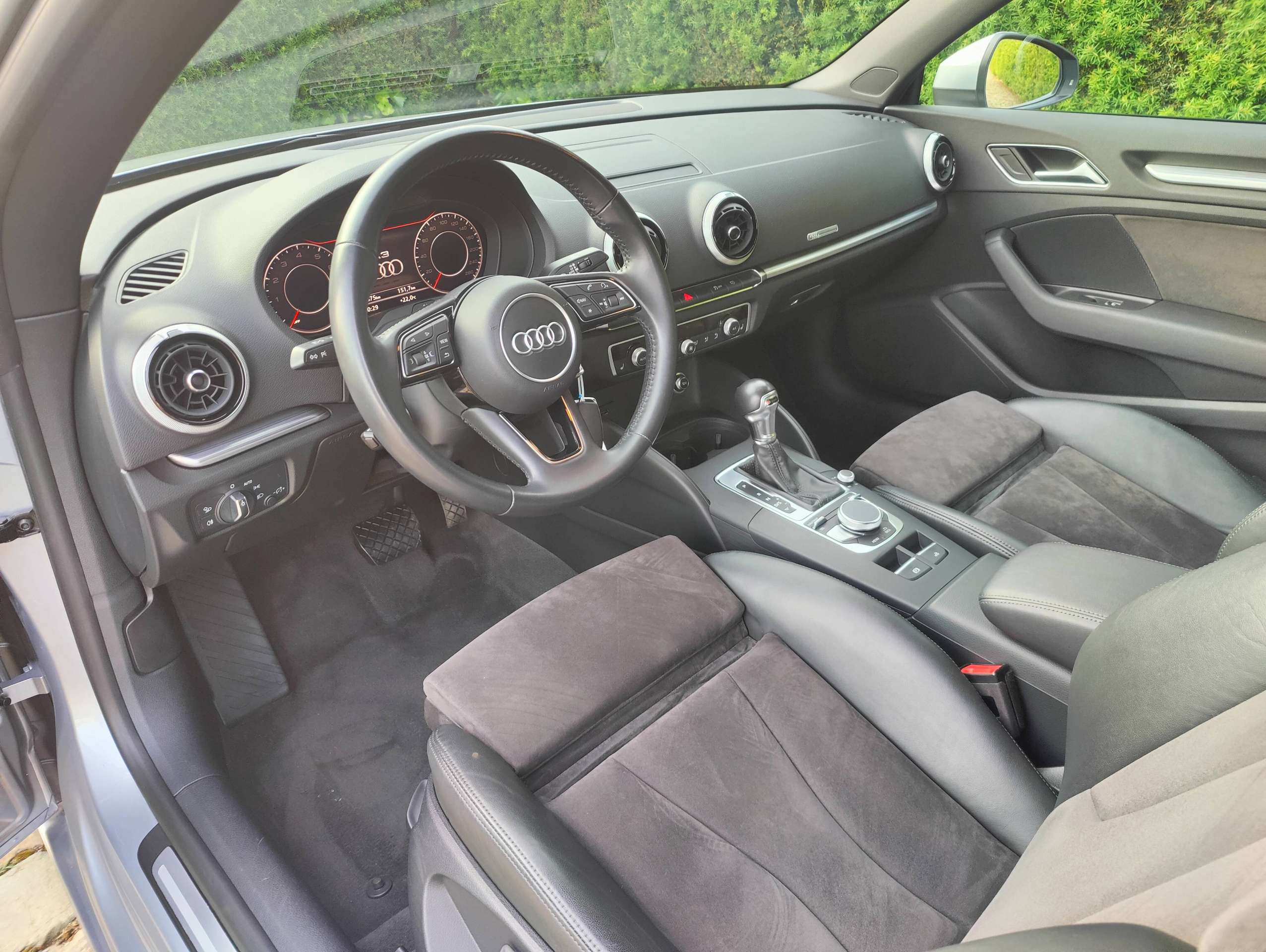 c9a28459-fb23-40c0-bc92-1d4b9bc427e417-audi-a3-a3-cabriolet-1-5-tfsi-act-sport-s-tronic-alacantara-20260602.jpg