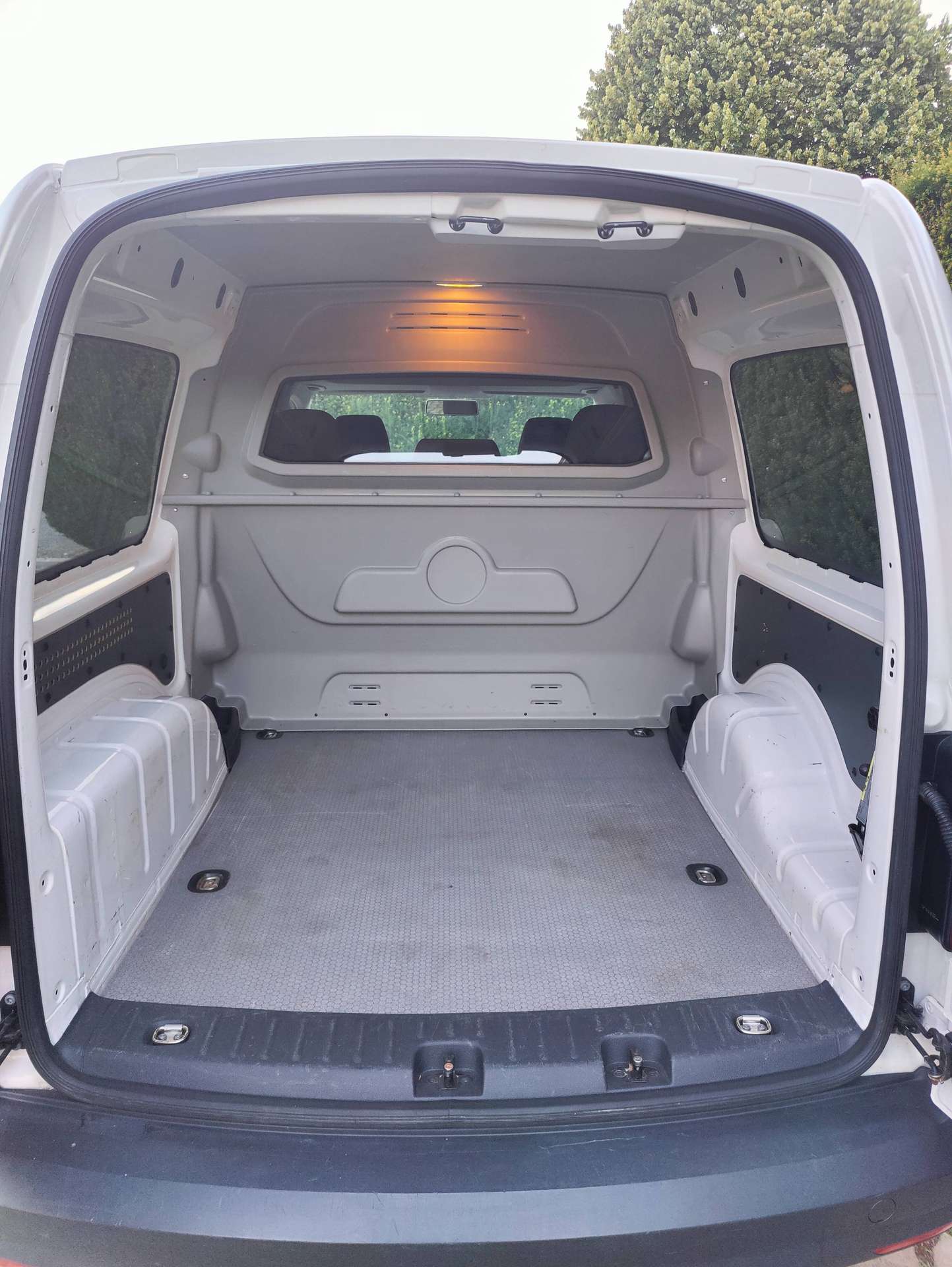 111a62ff-8a27-4eb7-958d-23cf8f6fb0e39-volkswagen-caddy-2-0-cr-tdi-scr-maxi-eu6-20260708.jpg