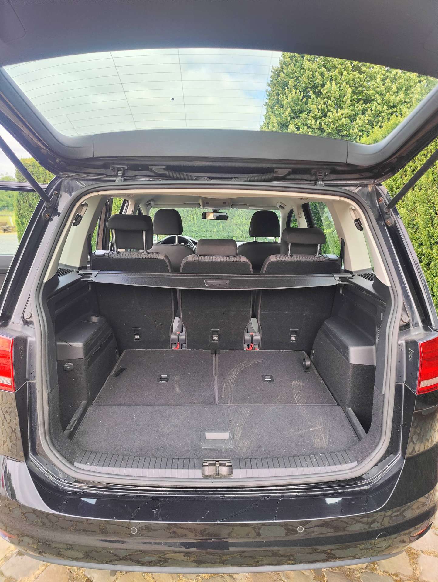 250a03bf-30bf-4ffe-9dd7-cd618bddfdf714-volkswagen-touran-touran-1-6-tdi-scr-trendline-export-of-handelaar-20260722.jpg