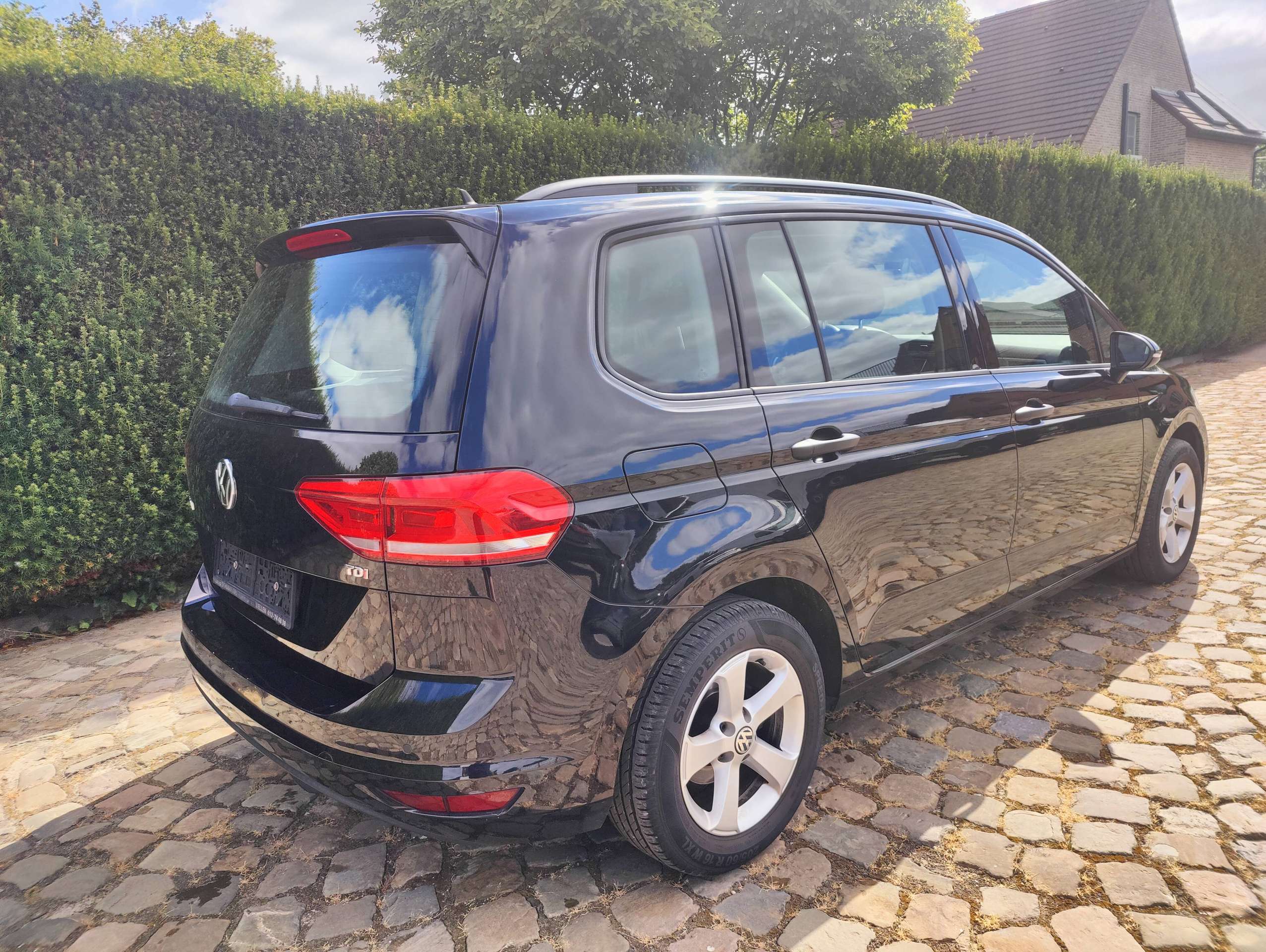250a03bf-30bf-4ffe-9dd7-cd618bddfdf77-volkswagen-touran-touran-1-6-tdi-scr-trendline-export-of-handelaar-20260722.jpg