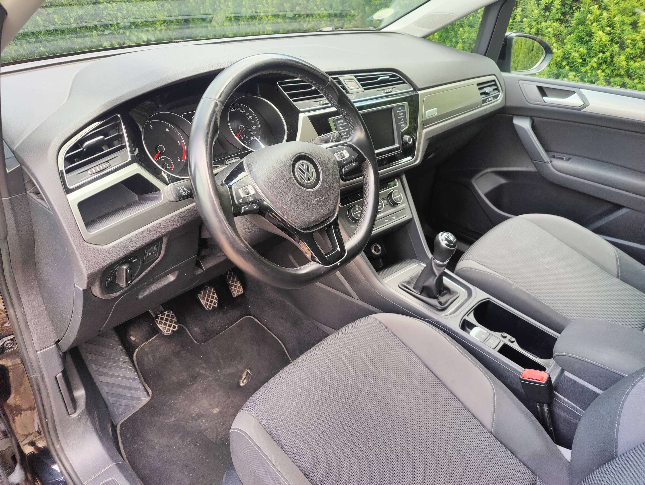 250a03bf-30bf-4ffe-9dd7-cd618bddfdf79-volkswagen-touran-touran-1-6-tdi-scr-trendline-export-of-handelaar-20260722.jpg