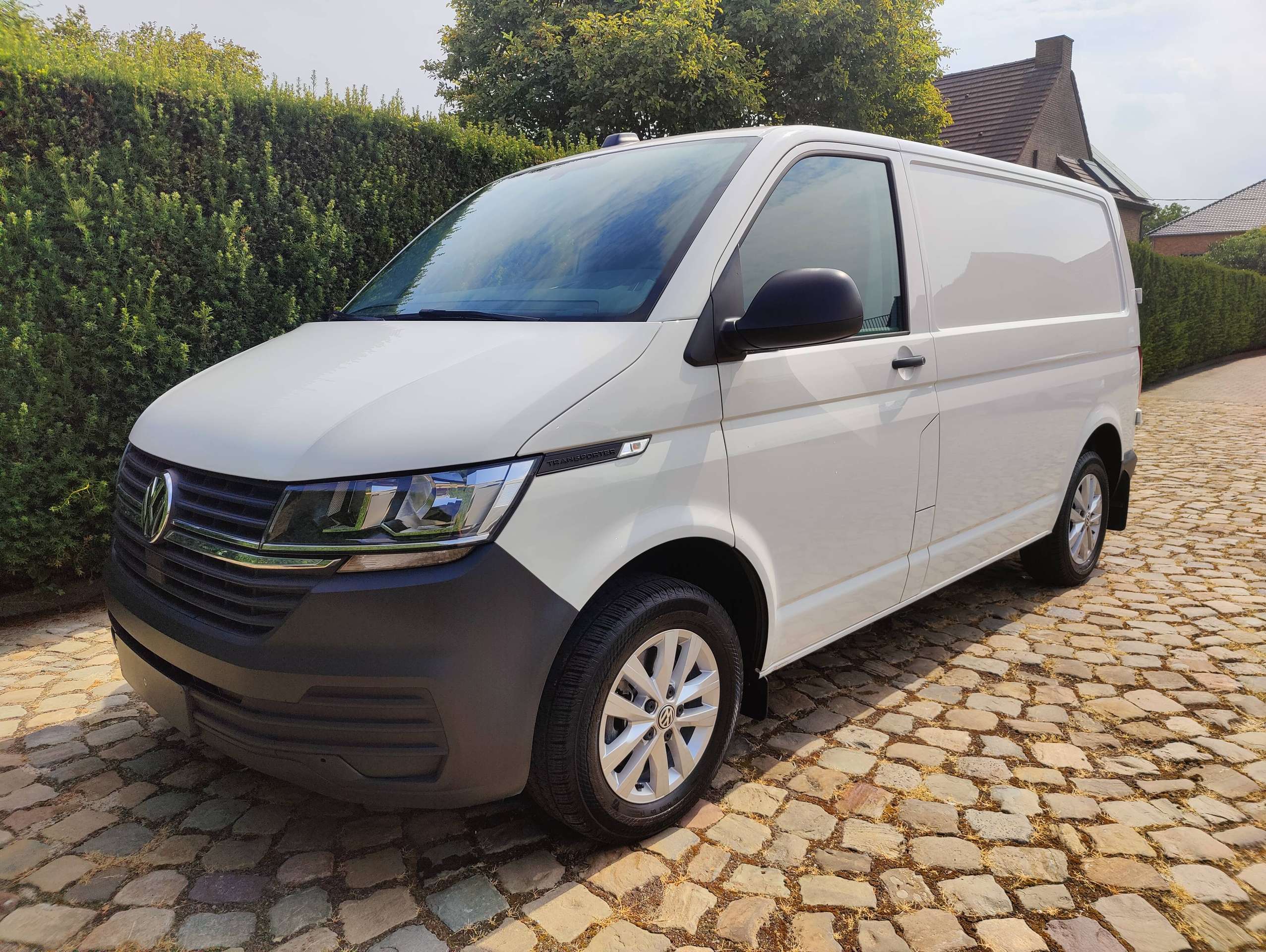 2aa1f85b-512c-4a2d-ac9a-76aeb01565d83-volkswagen-t6-1-transporter-2-0-tdi-scr-bmt-trendline-dsg-eu6d-t-20260731.jpg