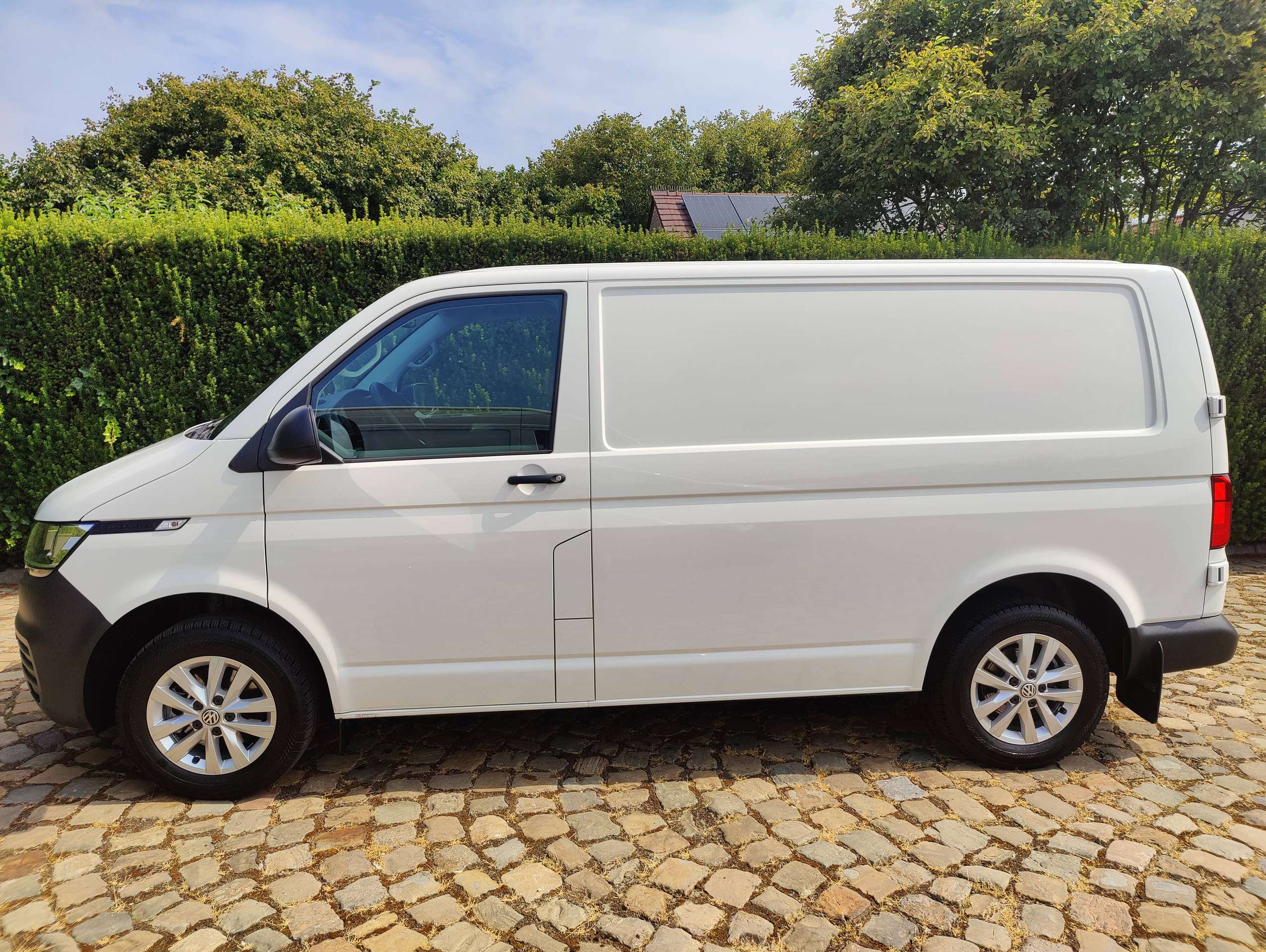 2aa1f85b-512c-4a2d-ac9a-76aeb01565d84-volkswagen-t6-1-transporter-2-0-tdi-scr-bmt-trendline-dsg-eu6d-t-20260731.jpg