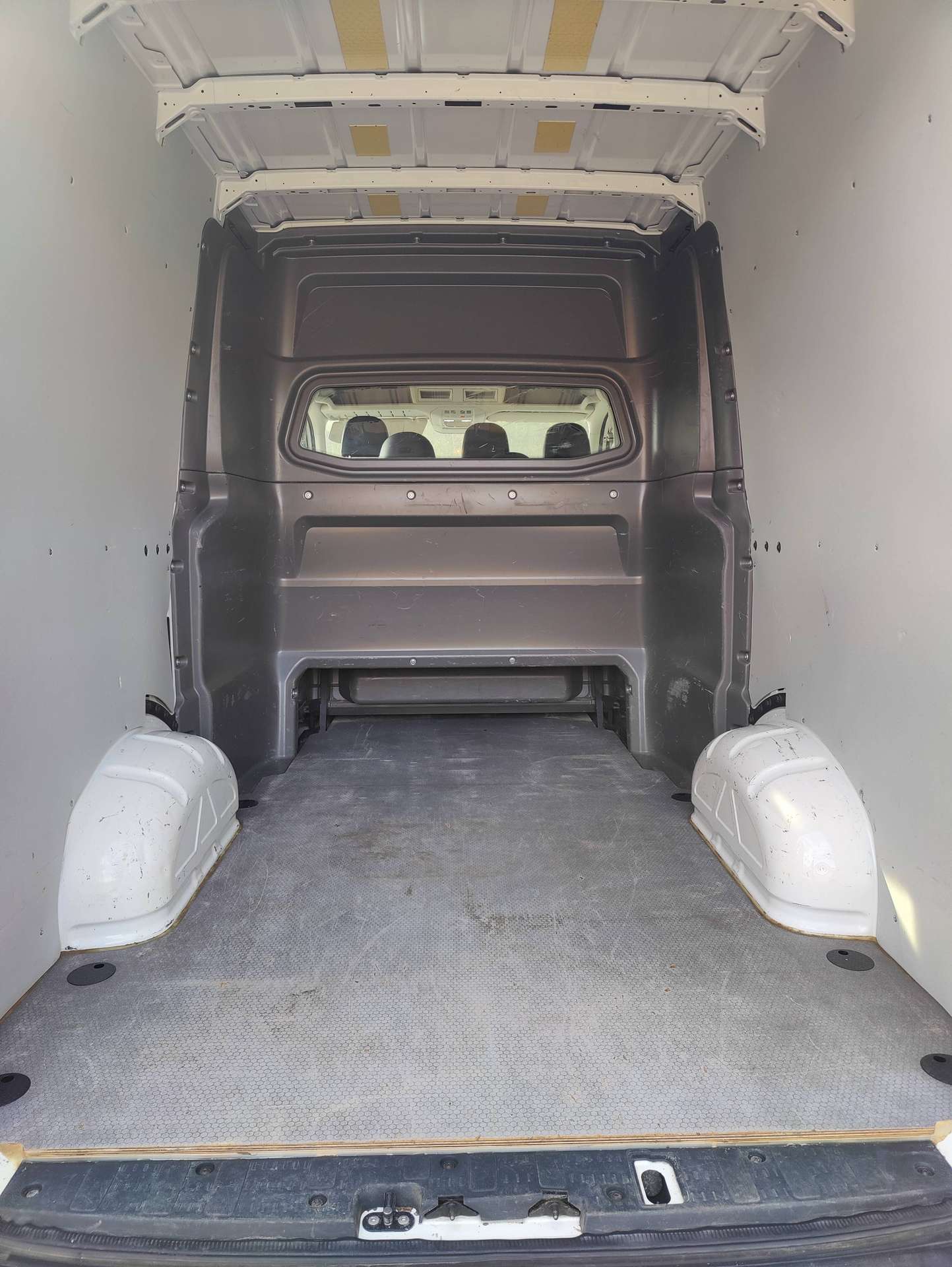 4bc7d5a6-e81d-4682-9cea-3c345b4944ed12-volkswagen-crafter-2-0-cr-tdi-l3h3-eu6d-7-plaatsen-20260722.jpg