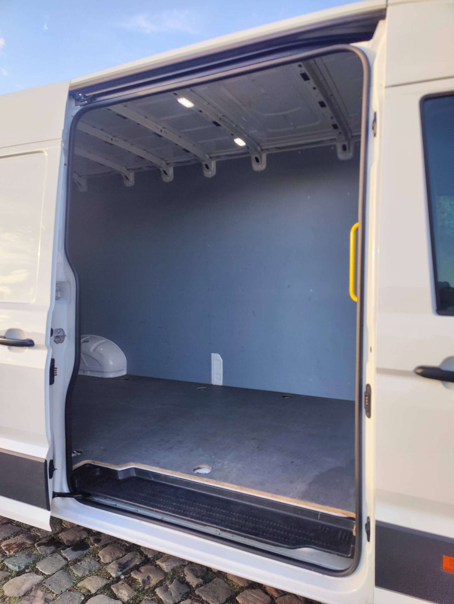 4f412fbd-199f-4868-bfff-2c1828d388df12-volkswagen-crafter-crafter-2-0-cr-tdi-l4h3-navigatieandroid-auto-apple-carplay-20260708.jpg