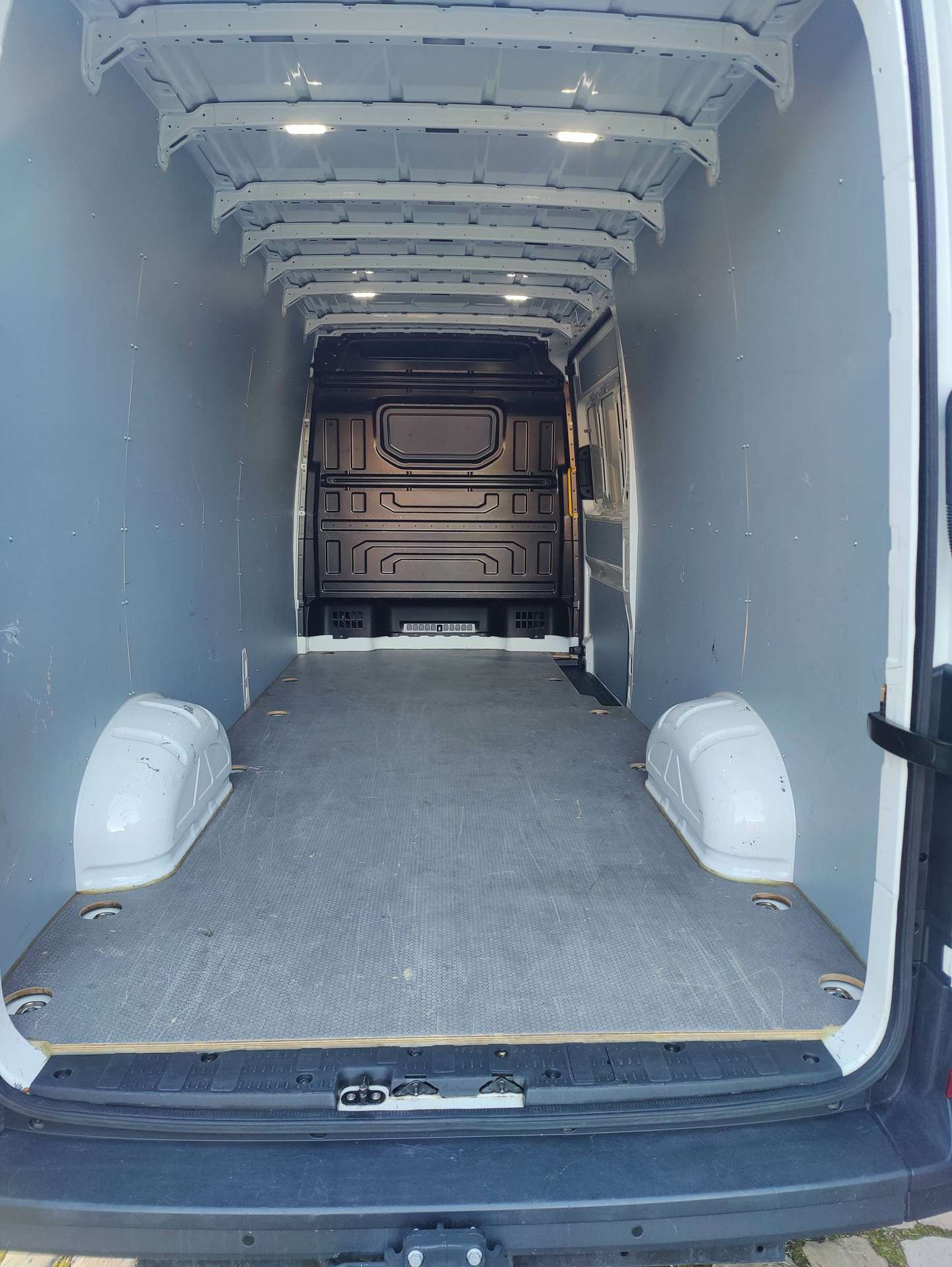 4f412fbd-199f-4868-bfff-2c1828d388df13-volkswagen-crafter-crafter-2-0-cr-tdi-l4h3-navigatieandroid-auto-apple-carplay-20260708.jpg
