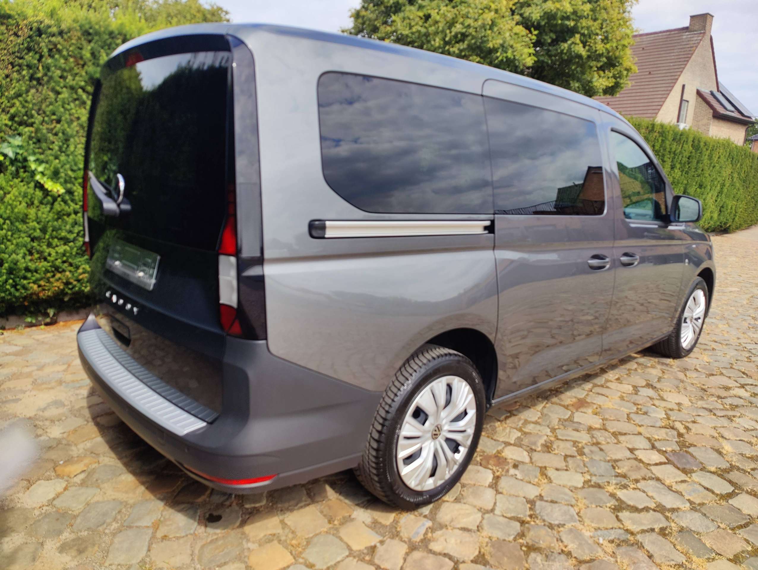 61501687-1f51-482e-b8bb-7c4e146cd40f7-volkswagen-caddy-caddy-maxi-2-0-tdi-scr-5-plaatsen-lichte-vracht-20260722.jpg