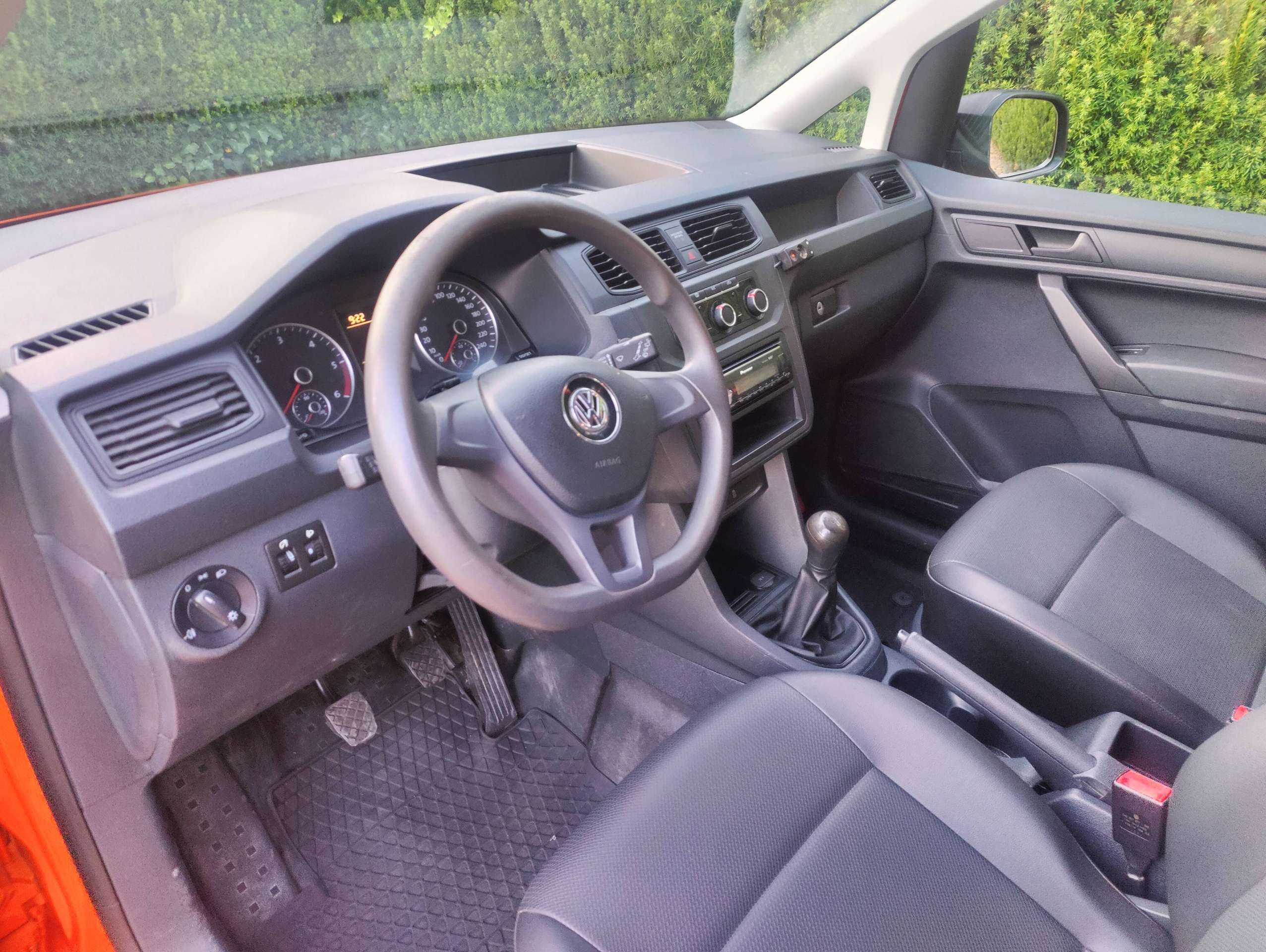 a277b0c1-dee9-46d1-8837-a159a3692e349-volkswagen-caddy-2-0-cr-tdi-scr-eu6-20260731.jpg