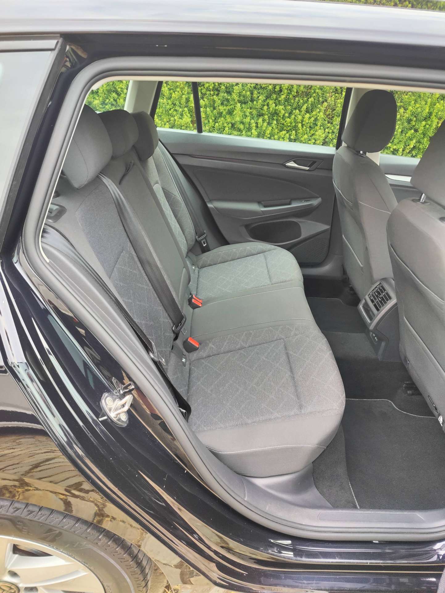 62903b36-1f38-486f-afe5-f8737c2d8c3012-volkswagen-golf-variant-1-0-etsi-life-opf-dsg-81-kw-20260822.jpg