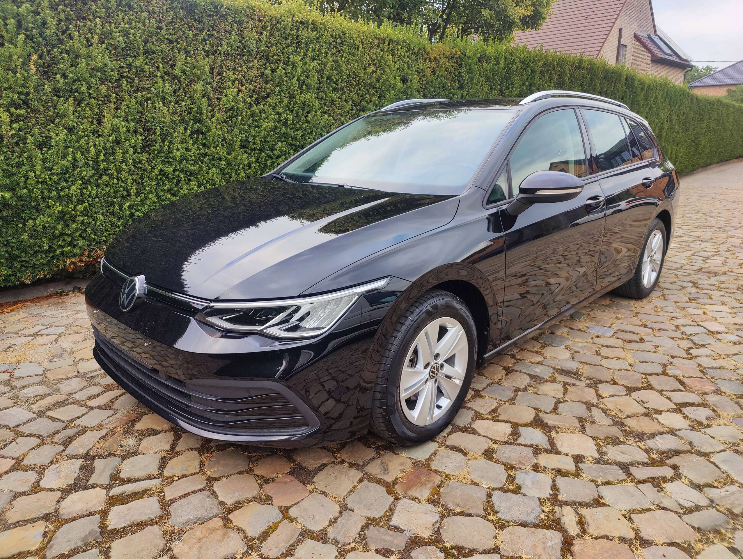 62903b36-1f38-486f-afe5-f8737c2d8c303-volkswagen-golf-variant-1-0-etsi-life-opf-dsg-81-kw-20260822.jpg