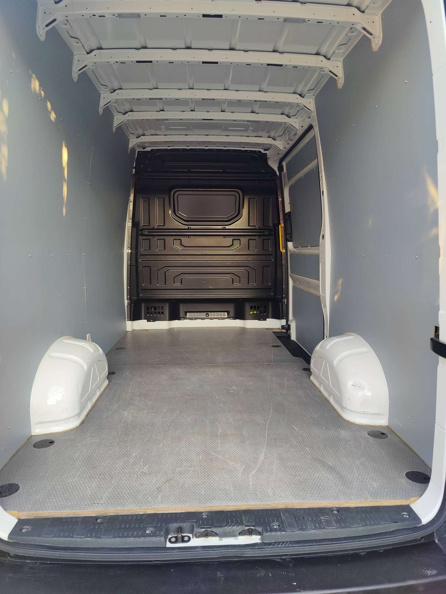 84737104-4534-467f-a552-c48b272aa0d712-volkswagen-crafter-crafter-2-0-cr-tdi-l3h3-20260820.jpg