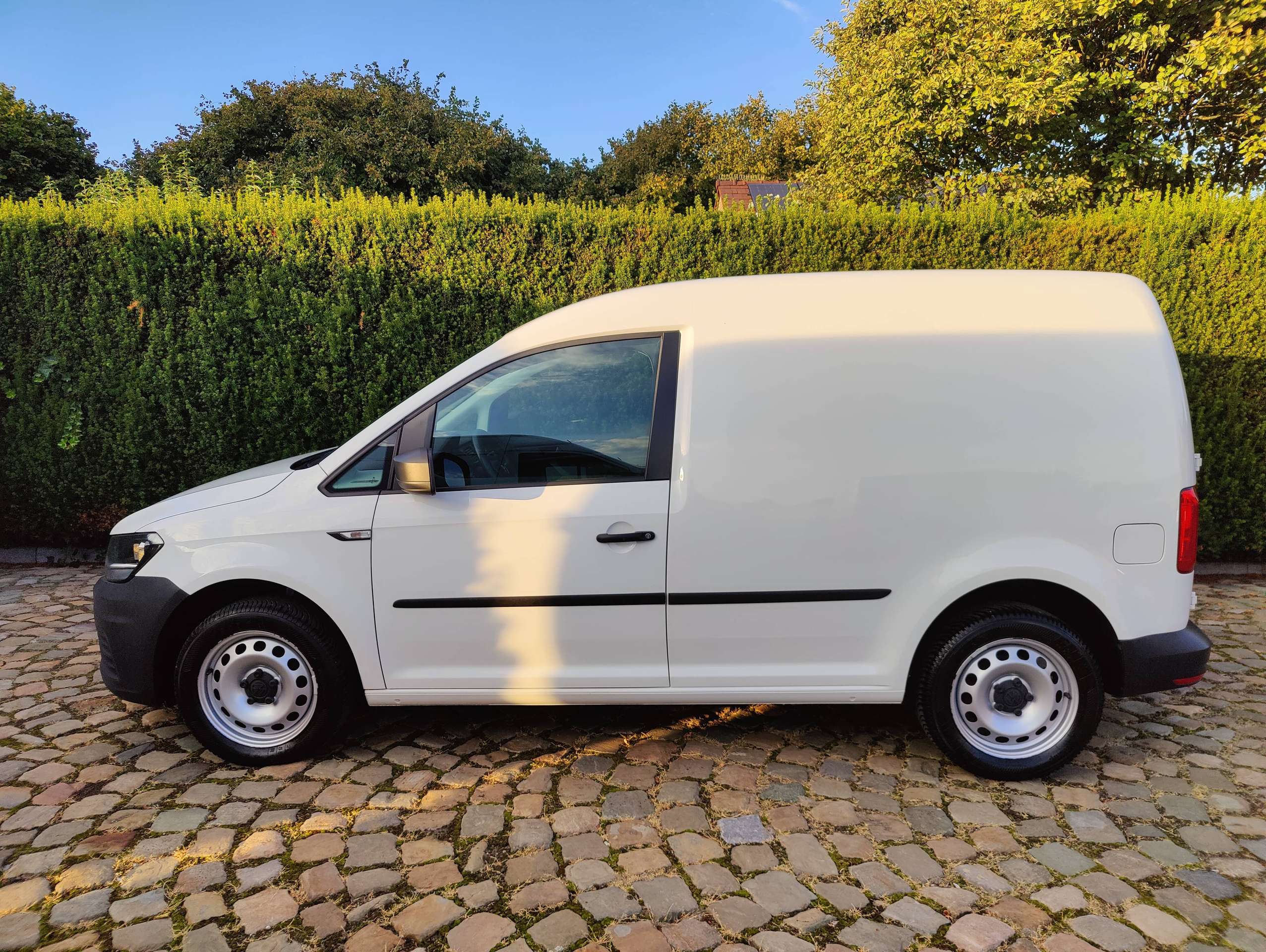 b02e4d02-7a1e-46d6-aeb5-76919765b3cc4-volkswagen-caddy-2-0-cr-tdi-scr-eu6-20260825.jpg