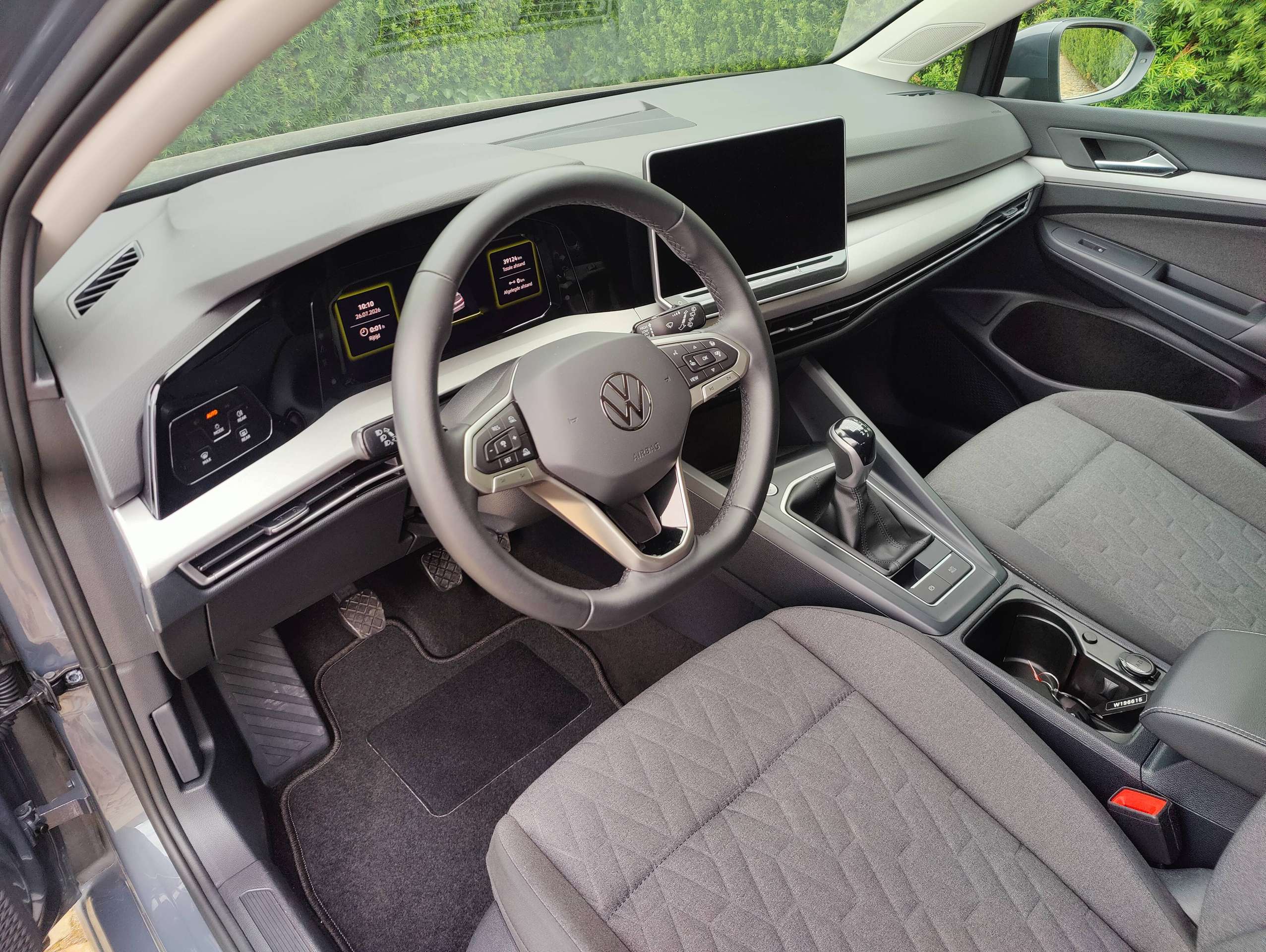 db4d09b1-b0bb-4268-b50b-73e1739e5ef49-volkswagen-golf-8-5-golf-1-5-tsi-life-20260808.jpg