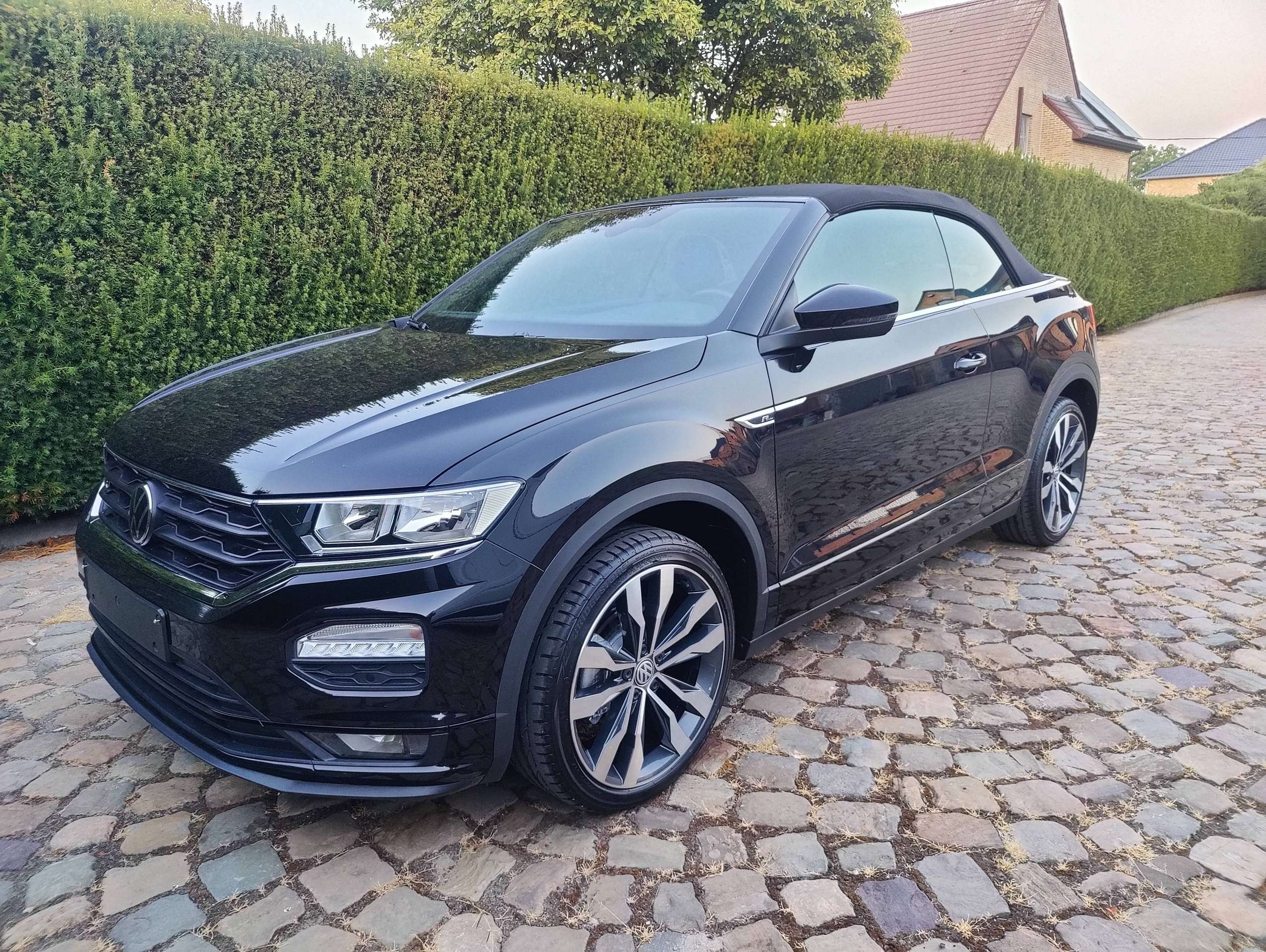 f9056918-3029-41b7-bd9e-10f596a62e6c11-volkswagen-t-roc-t-roc-cabriolet-1-5-tsi-r-line-opf-dsg-20260815.jpg