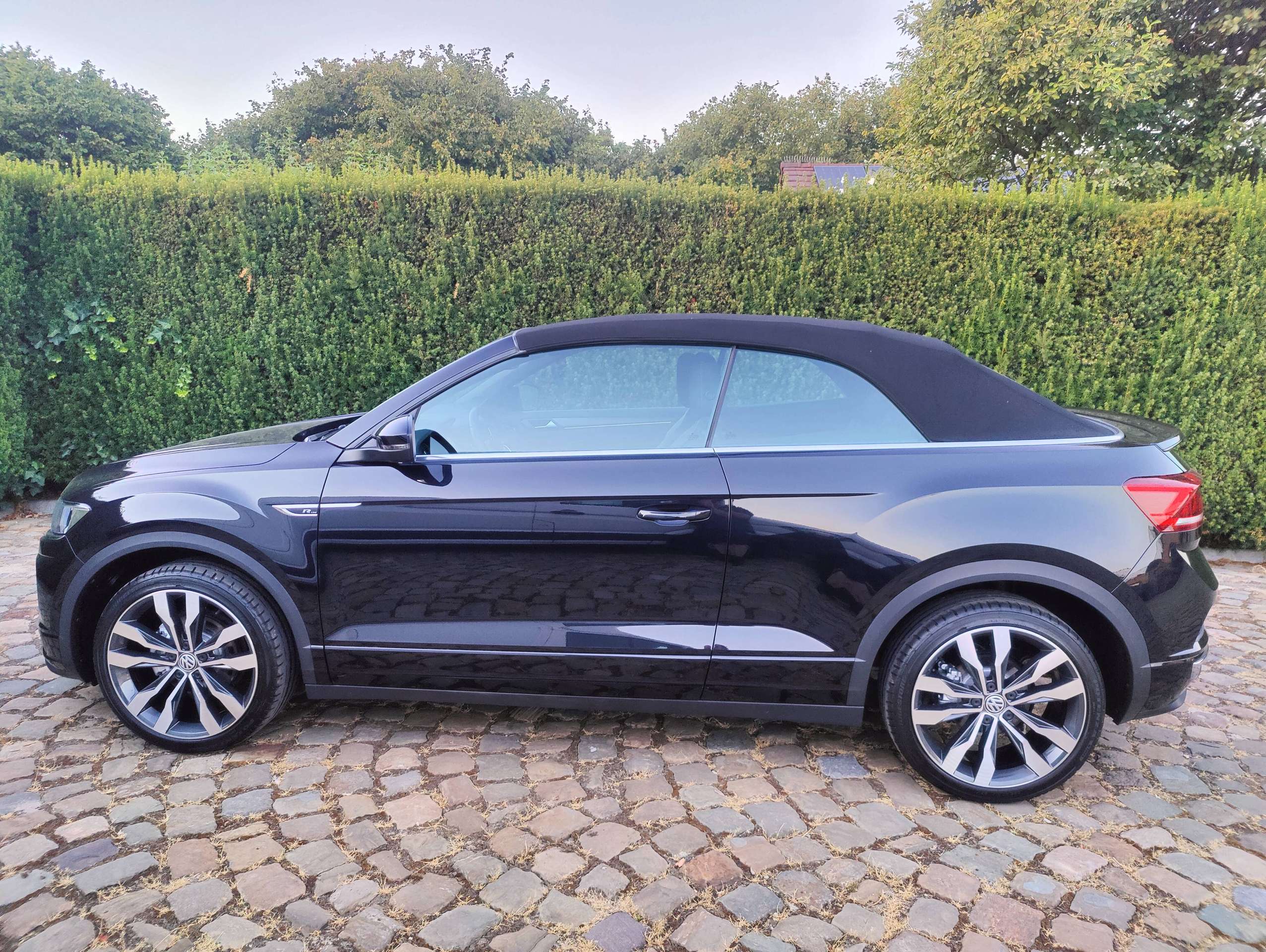 f9056918-3029-41b7-bd9e-10f596a62e6c12-volkswagen-t-roc-t-roc-cabriolet-1-5-tsi-r-line-opf-dsg-20260815.jpg