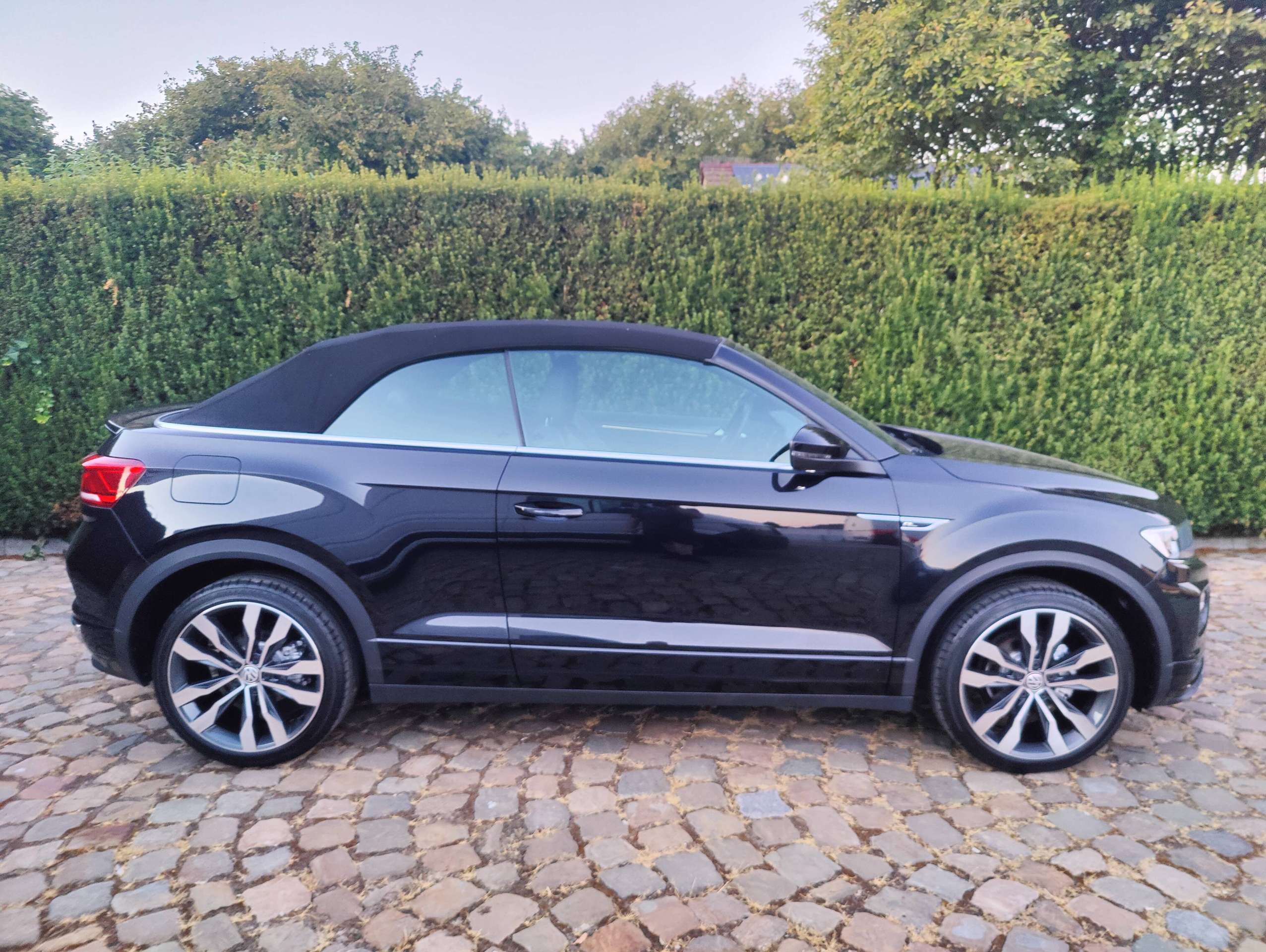 f9056918-3029-41b7-bd9e-10f596a62e6c16-volkswagen-t-roc-t-roc-cabriolet-1-5-tsi-r-line-opf-dsg-20260815.jpg
