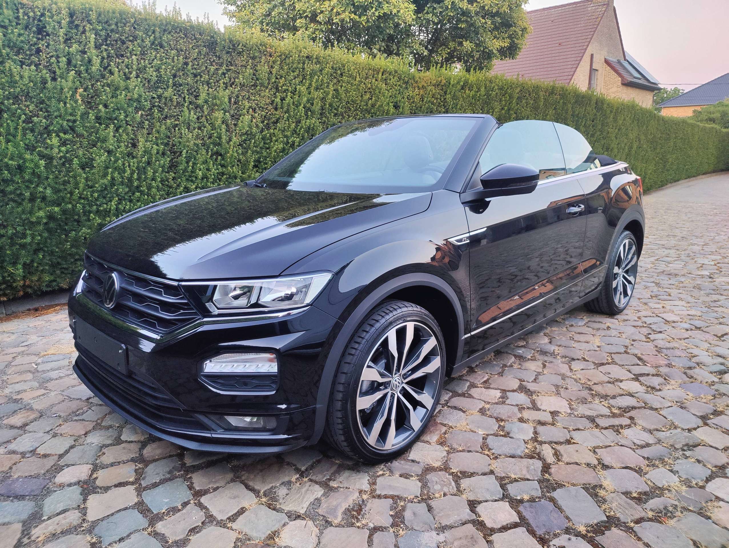 f9056918-3029-41b7-bd9e-10f596a62e6c3-volkswagen-t-roc-t-roc-cabriolet-1-5-tsi-r-line-opf-dsg-20260815.jpg