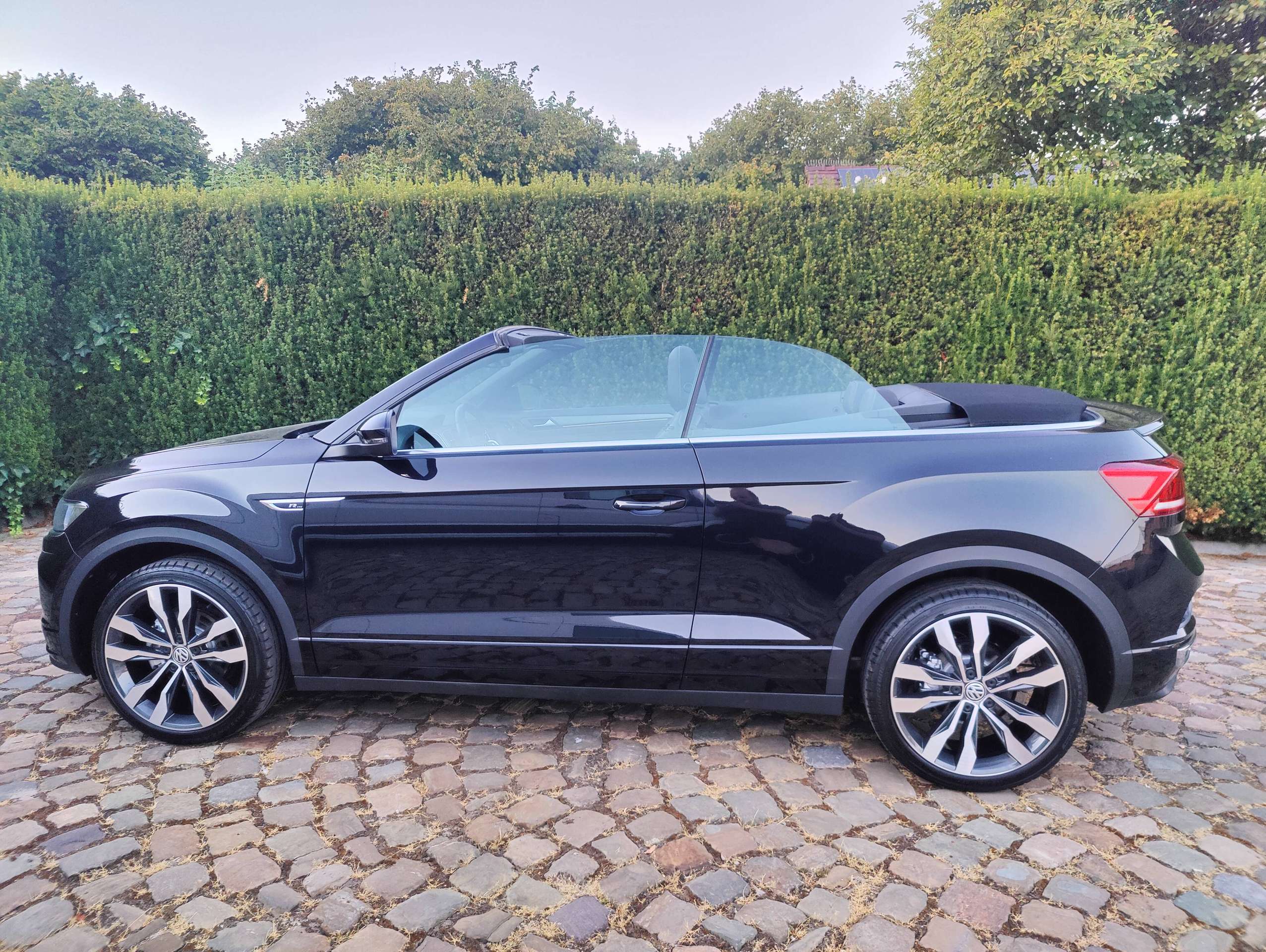f9056918-3029-41b7-bd9e-10f596a62e6c4-volkswagen-t-roc-t-roc-cabriolet-1-5-tsi-r-line-opf-dsg-20260815.jpg