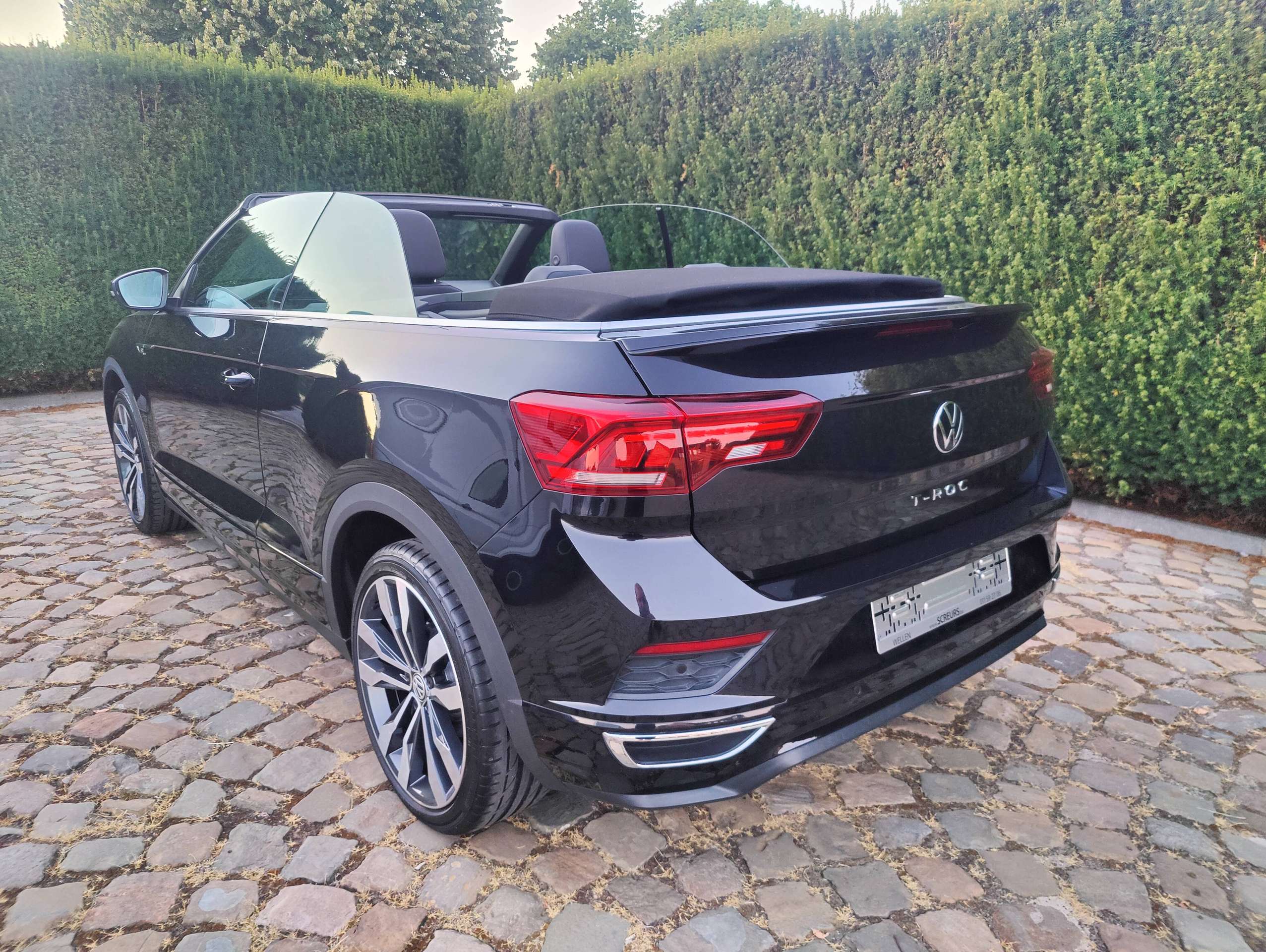 f9056918-3029-41b7-bd9e-10f596a62e6c5-volkswagen-t-roc-t-roc-cabriolet-1-5-tsi-r-line-opf-dsg-20260815.jpg
