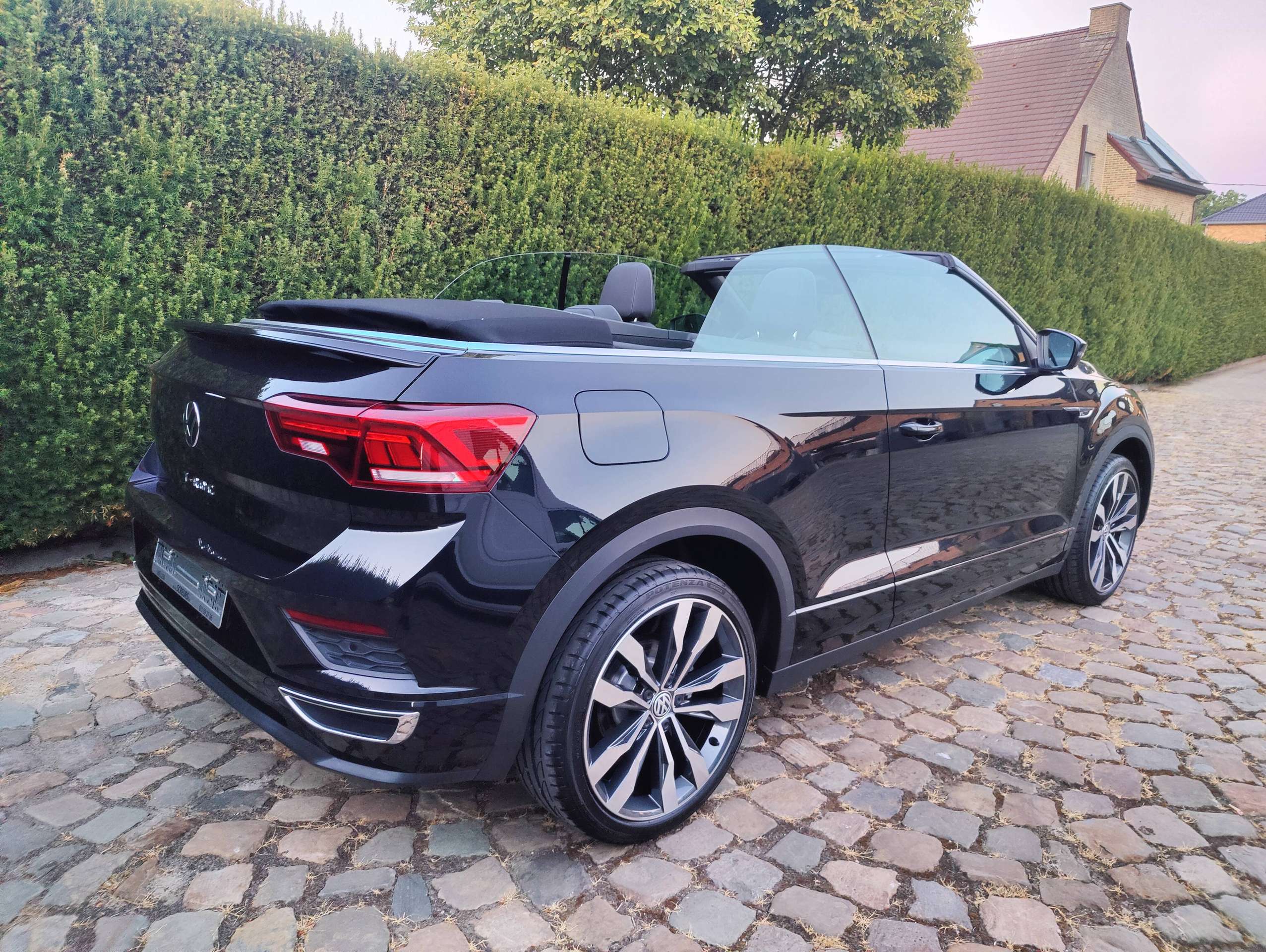 f9056918-3029-41b7-bd9e-10f596a62e6c7-volkswagen-t-roc-t-roc-cabriolet-1-5-tsi-r-line-opf-dsg-20260815.jpg