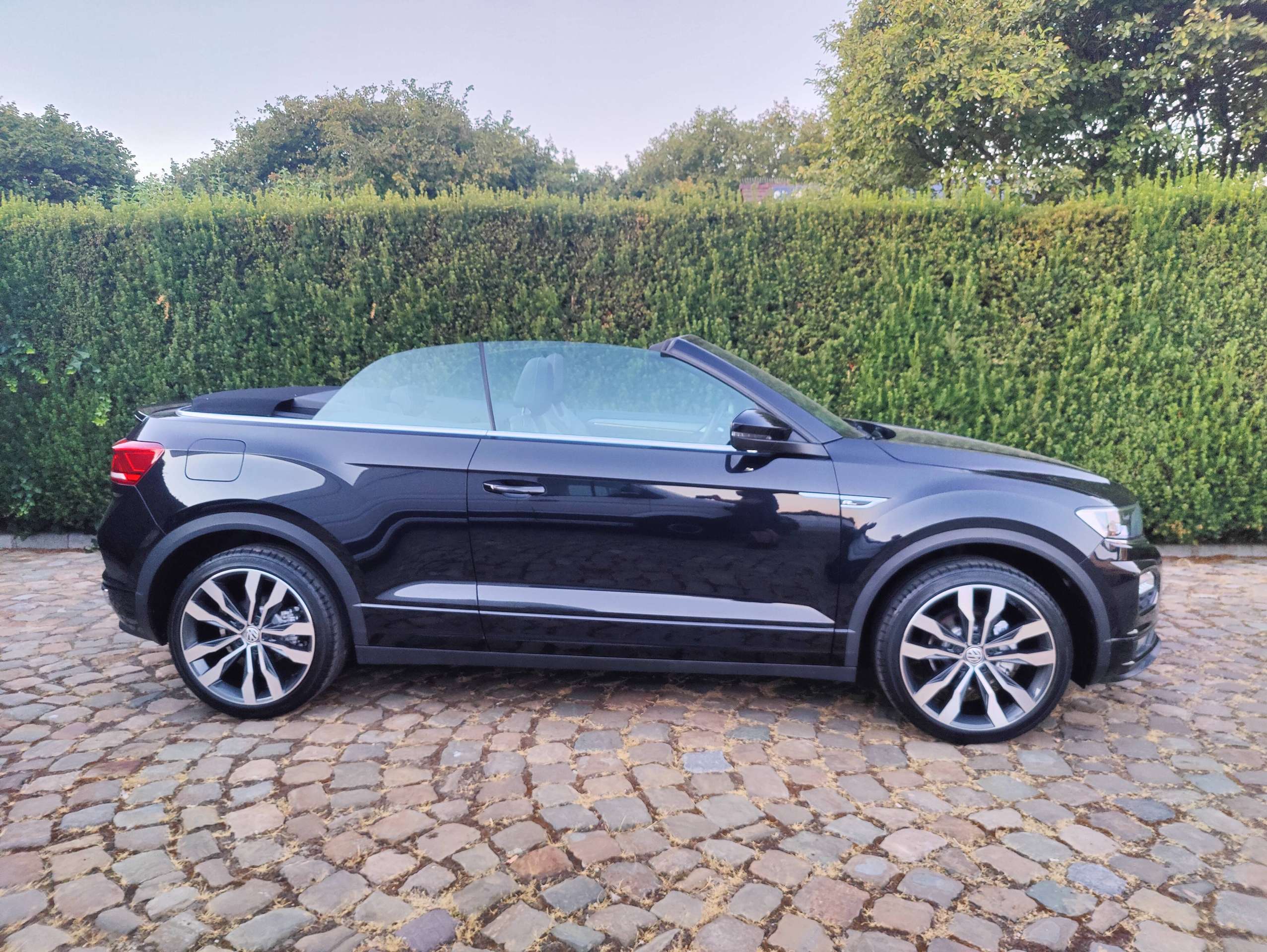 f9056918-3029-41b7-bd9e-10f596a62e6c8-volkswagen-t-roc-t-roc-cabriolet-1-5-tsi-r-line-opf-dsg-20260815.jpg