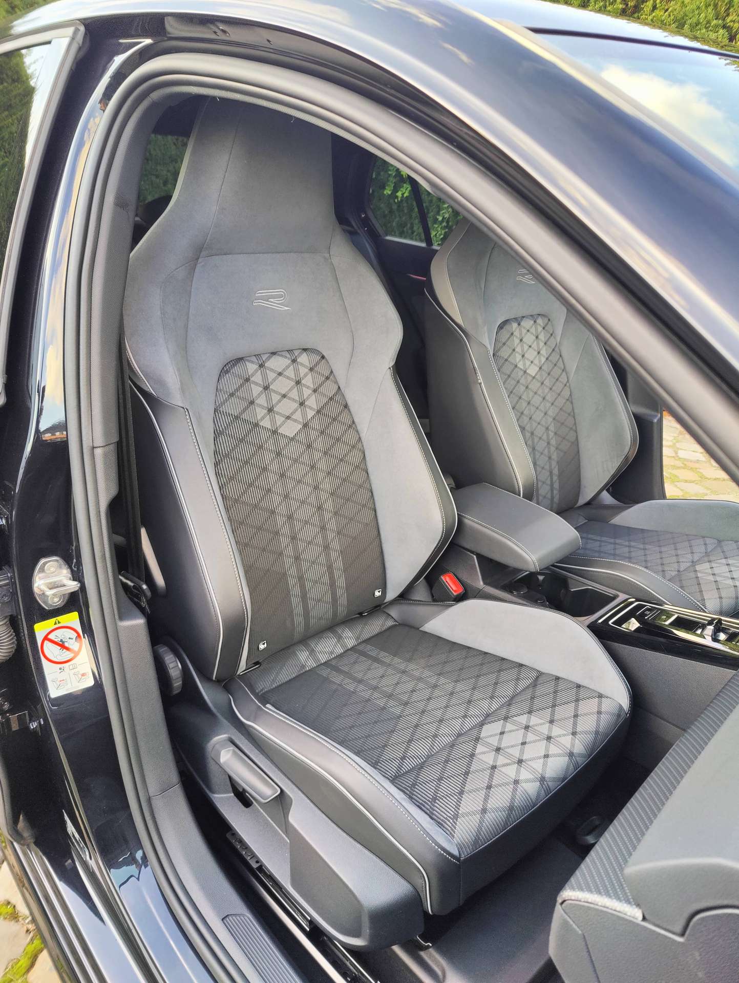 299c63ca-20ad-428f-925e-25360f8bf73b14-volkswagen-golf-golf-1-5-etsi-r-line-business-premium-opf-dsg-20260919.jpg