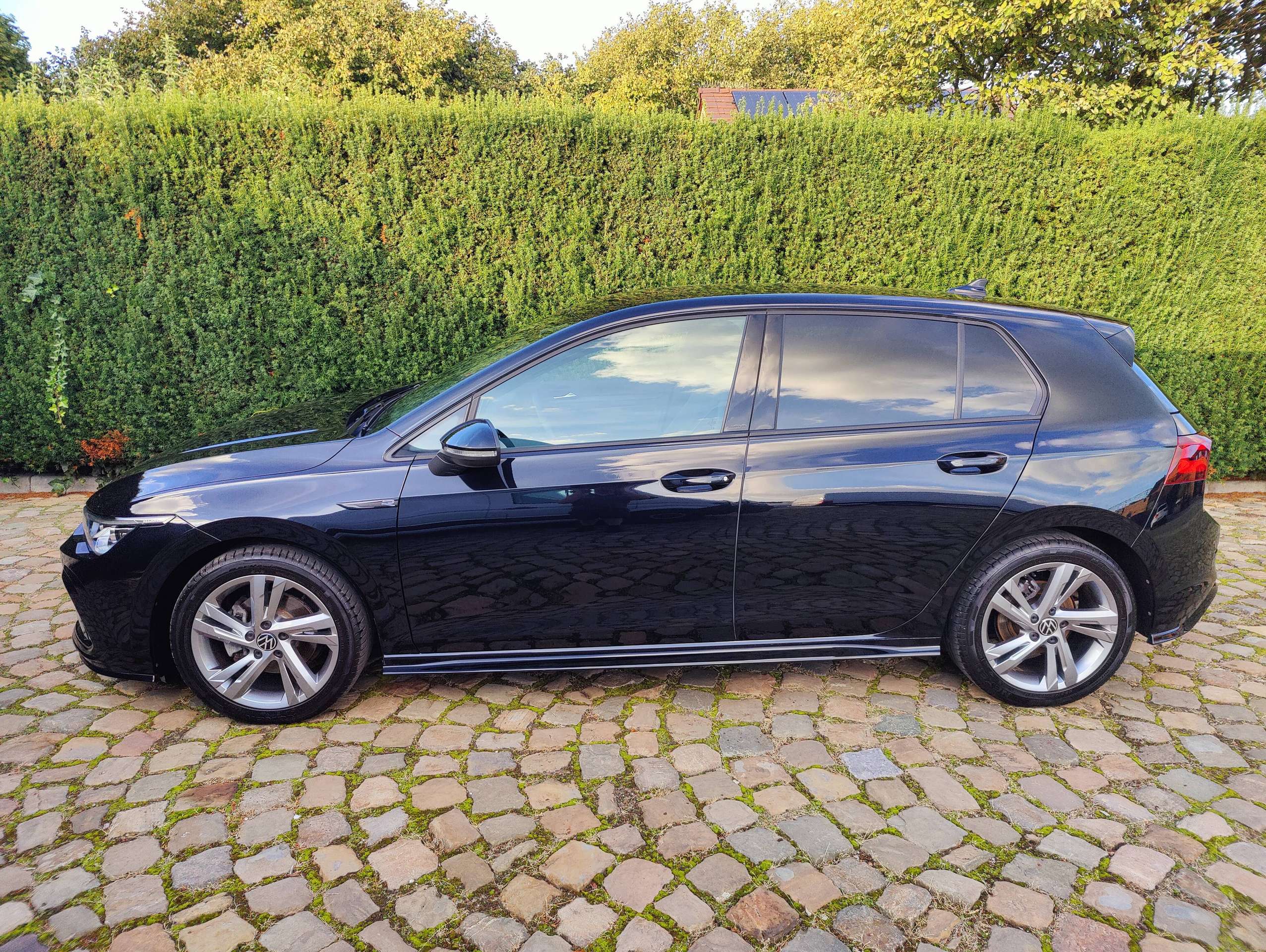 299c63ca-20ad-428f-925e-25360f8bf73b5-volkswagen-golf-golf-1-5-etsi-r-line-business-premium-opf-dsg-20260919.jpg