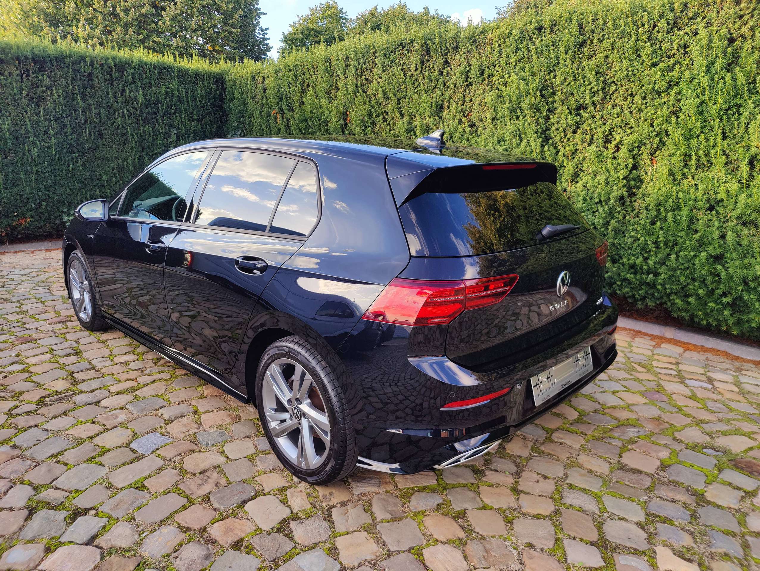 299c63ca-20ad-428f-925e-25360f8bf73b6-volkswagen-golf-golf-1-5-etsi-r-line-business-premium-opf-dsg-20260919.jpg