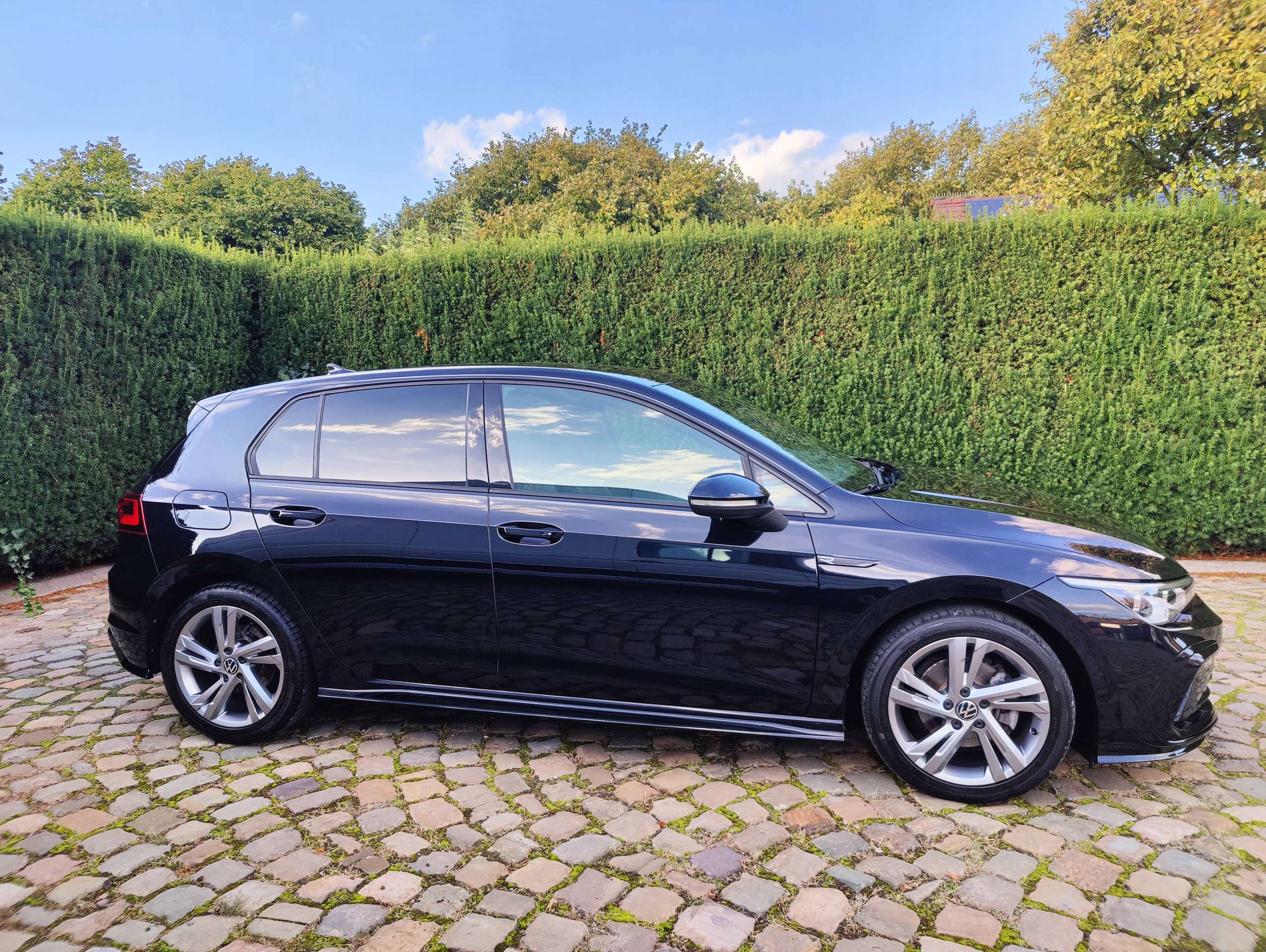 299c63ca-20ad-428f-925e-25360f8bf73b9-volkswagen-golf-golf-1-5-etsi-r-line-business-premium-opf-dsg-20260919.jpg
