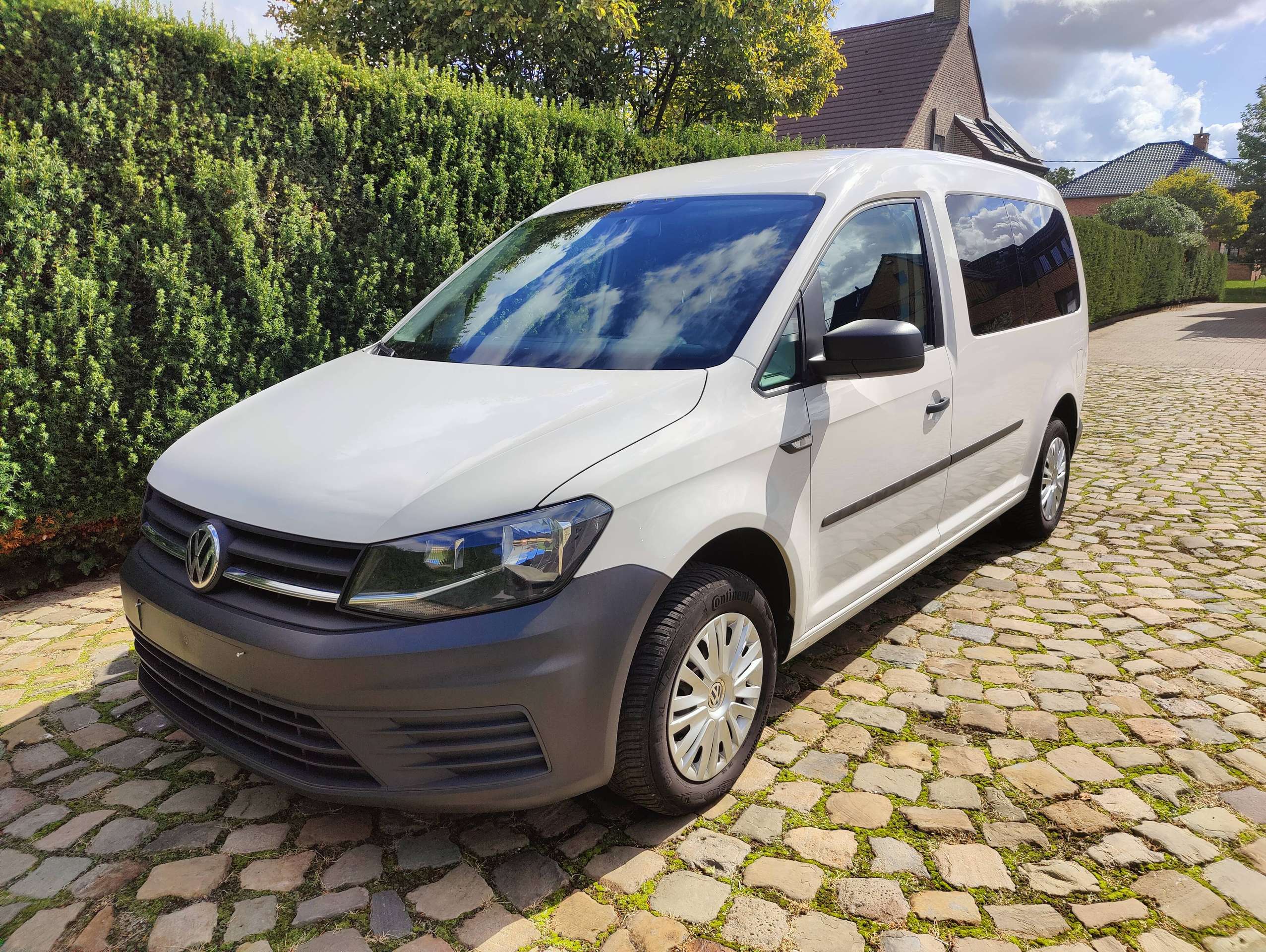 5db599e6-5da7-4683-a3e2-da5641497b753-volkswagen-caddy-2-0-tdi-maxi-5-plaatsen-lichte-vracht-5-place-utilitairee-20260909.jpg